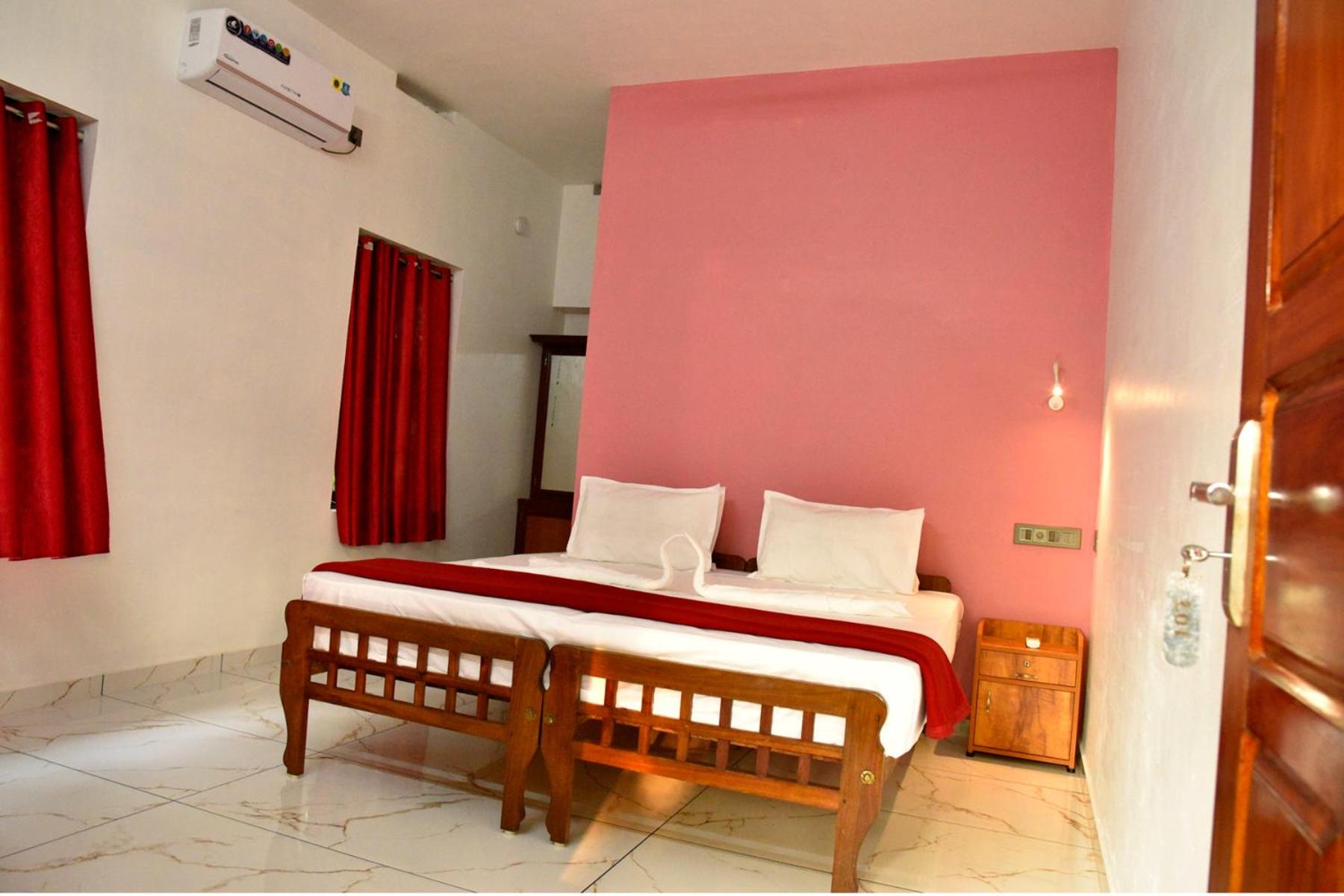 Deluxe Double Room (2 Adults + 1 Child) photo 1