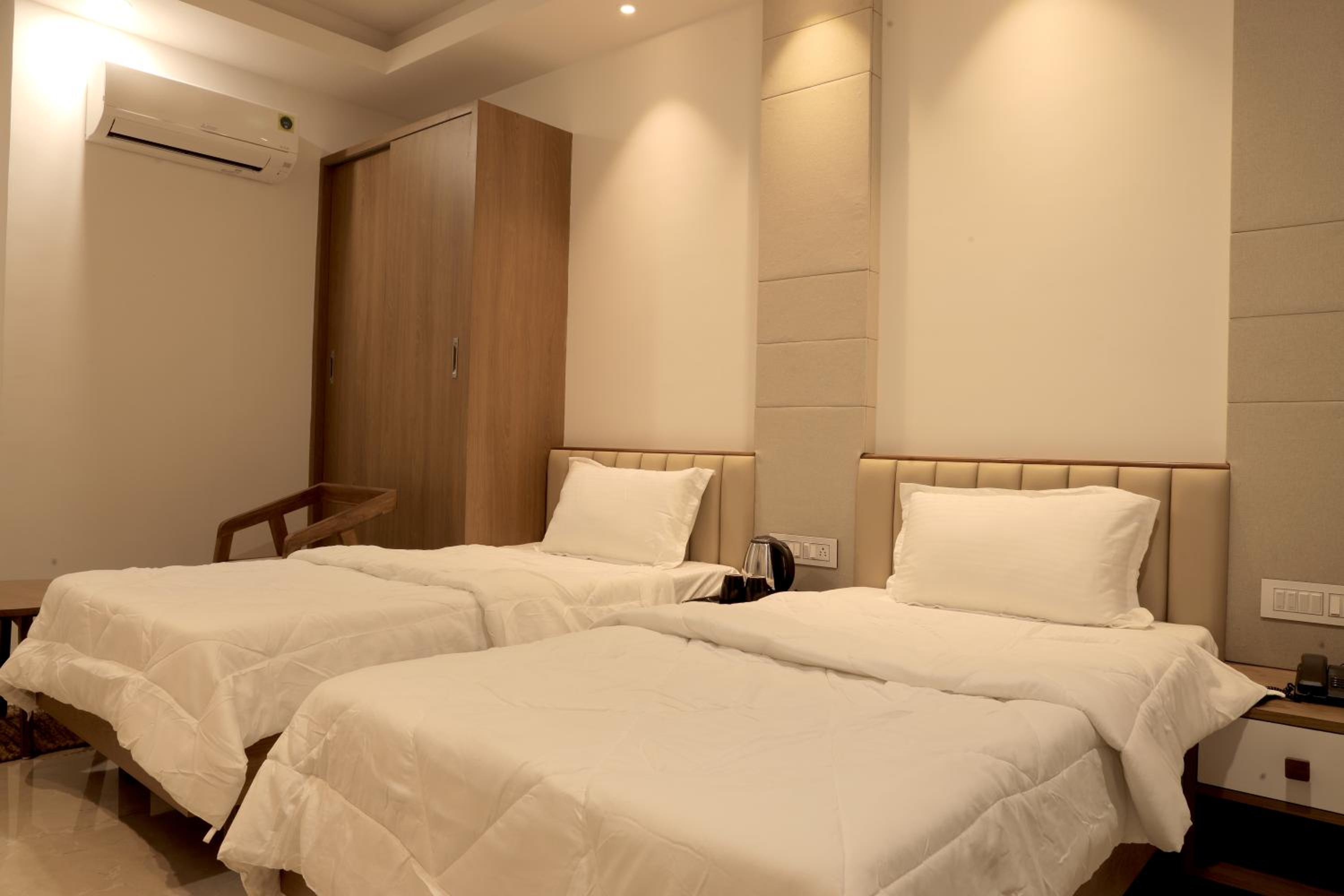Standard Twin Room - Photo 3