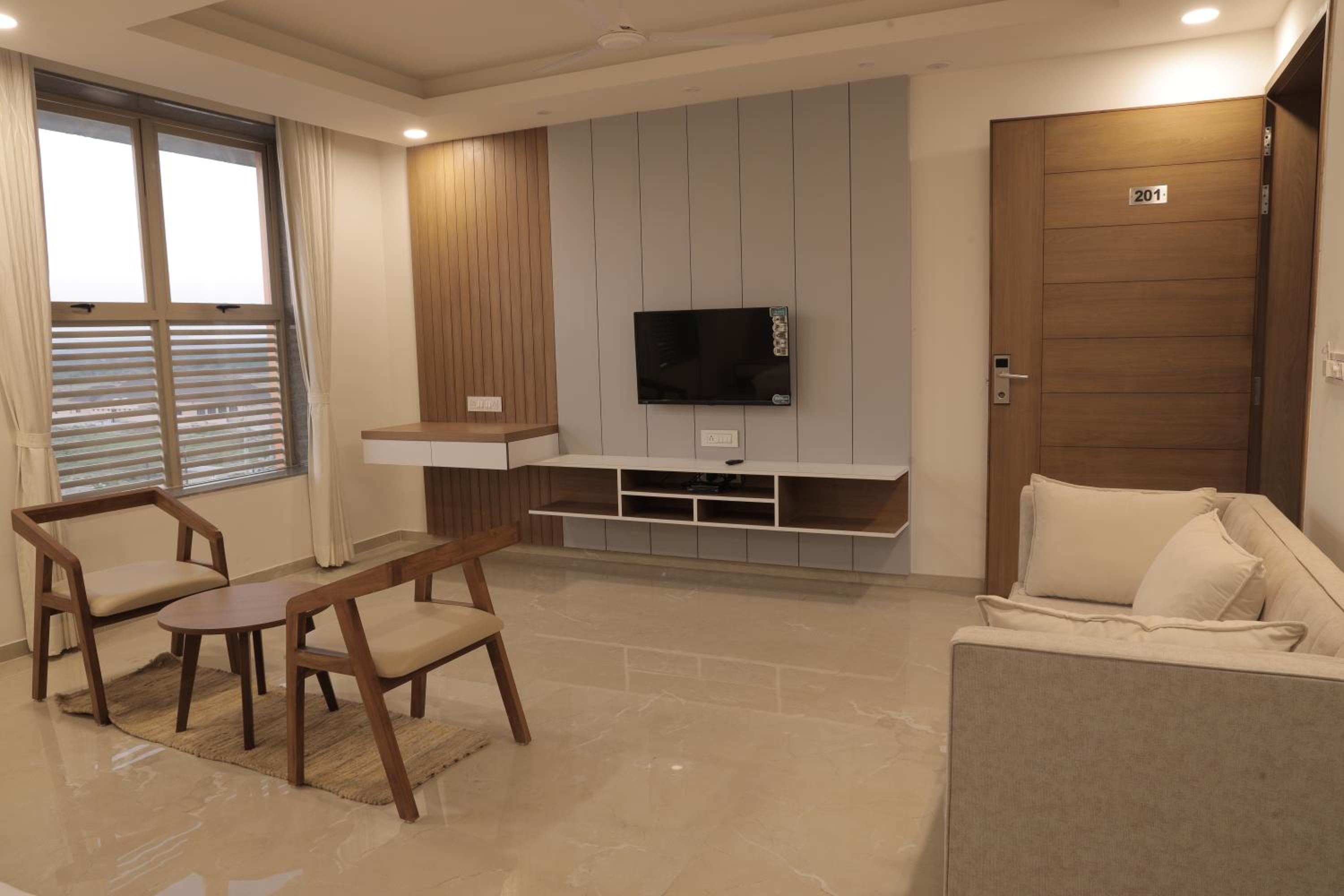 Suite - Photo 7