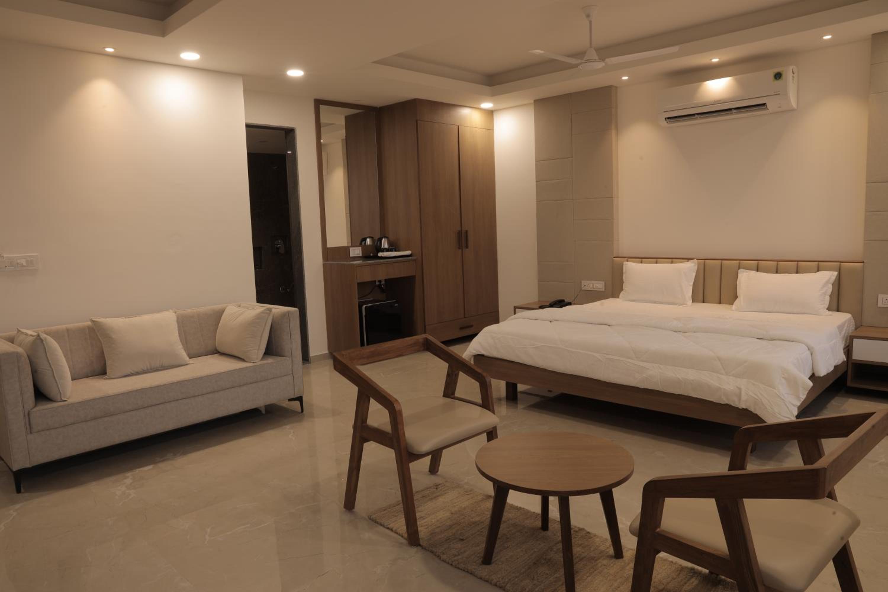 Suite - Photo 1