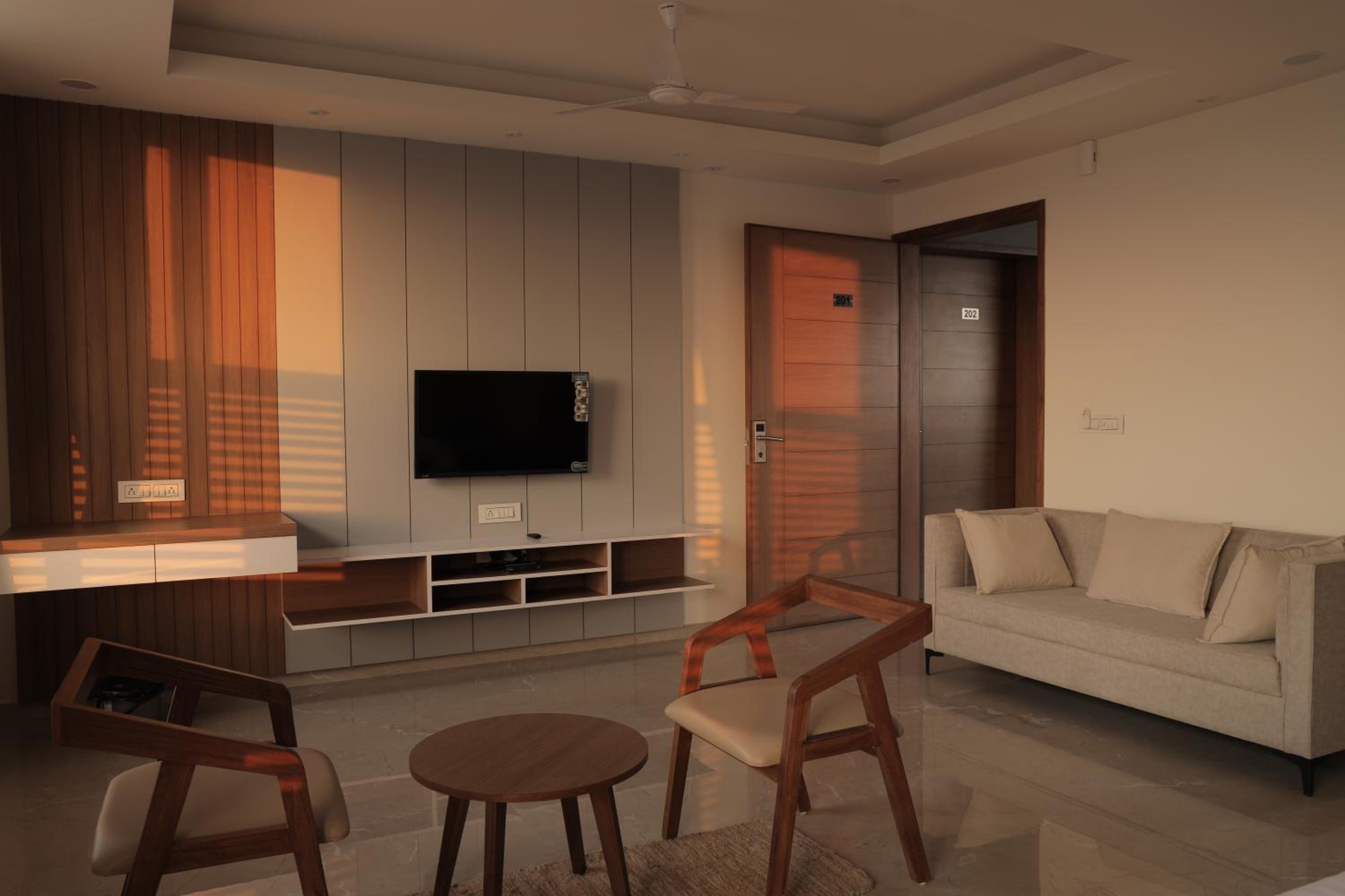 Suite - Photo 8
