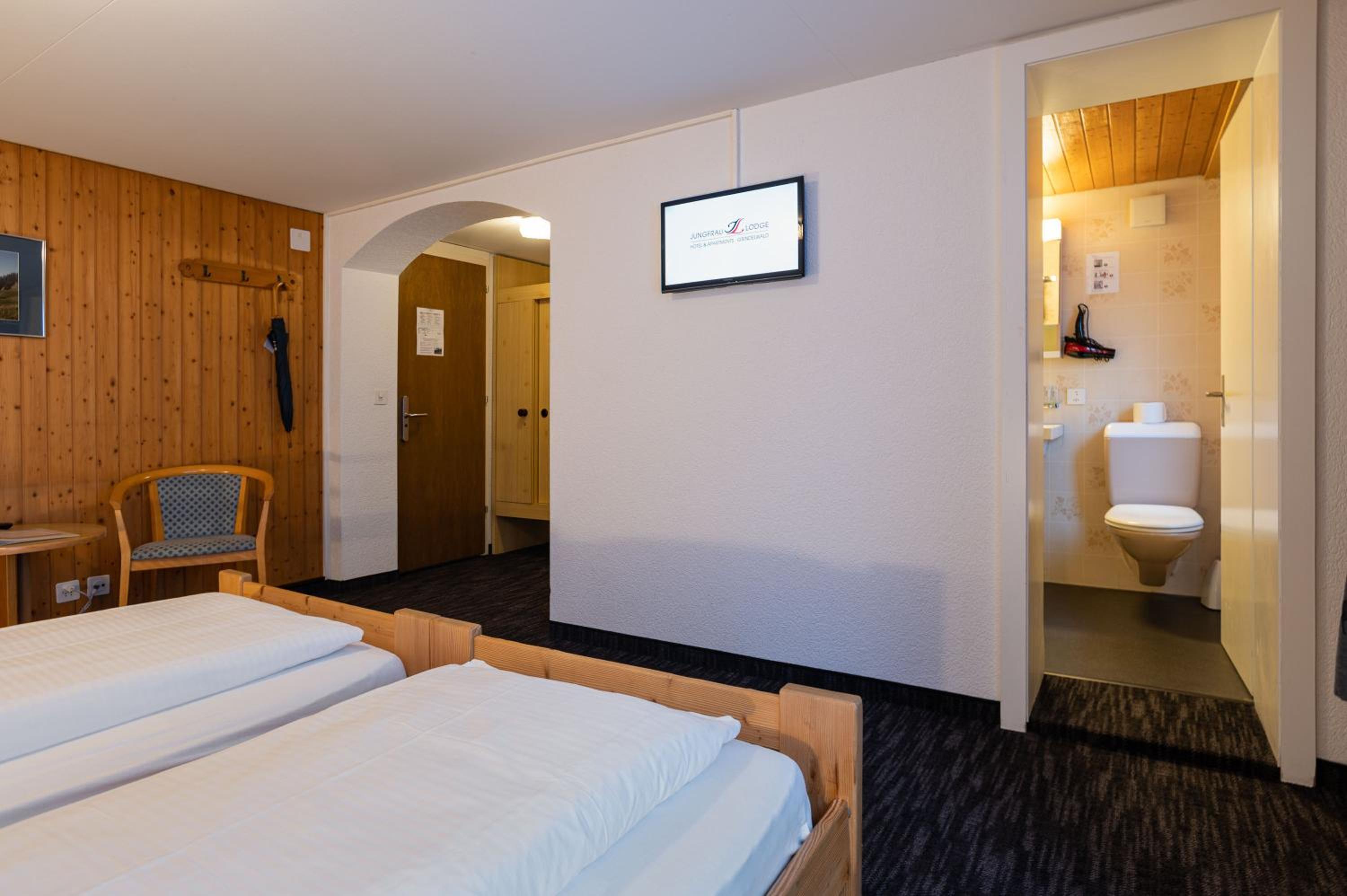 Small Double Room with Private Bathroom (no view) - Photo 4