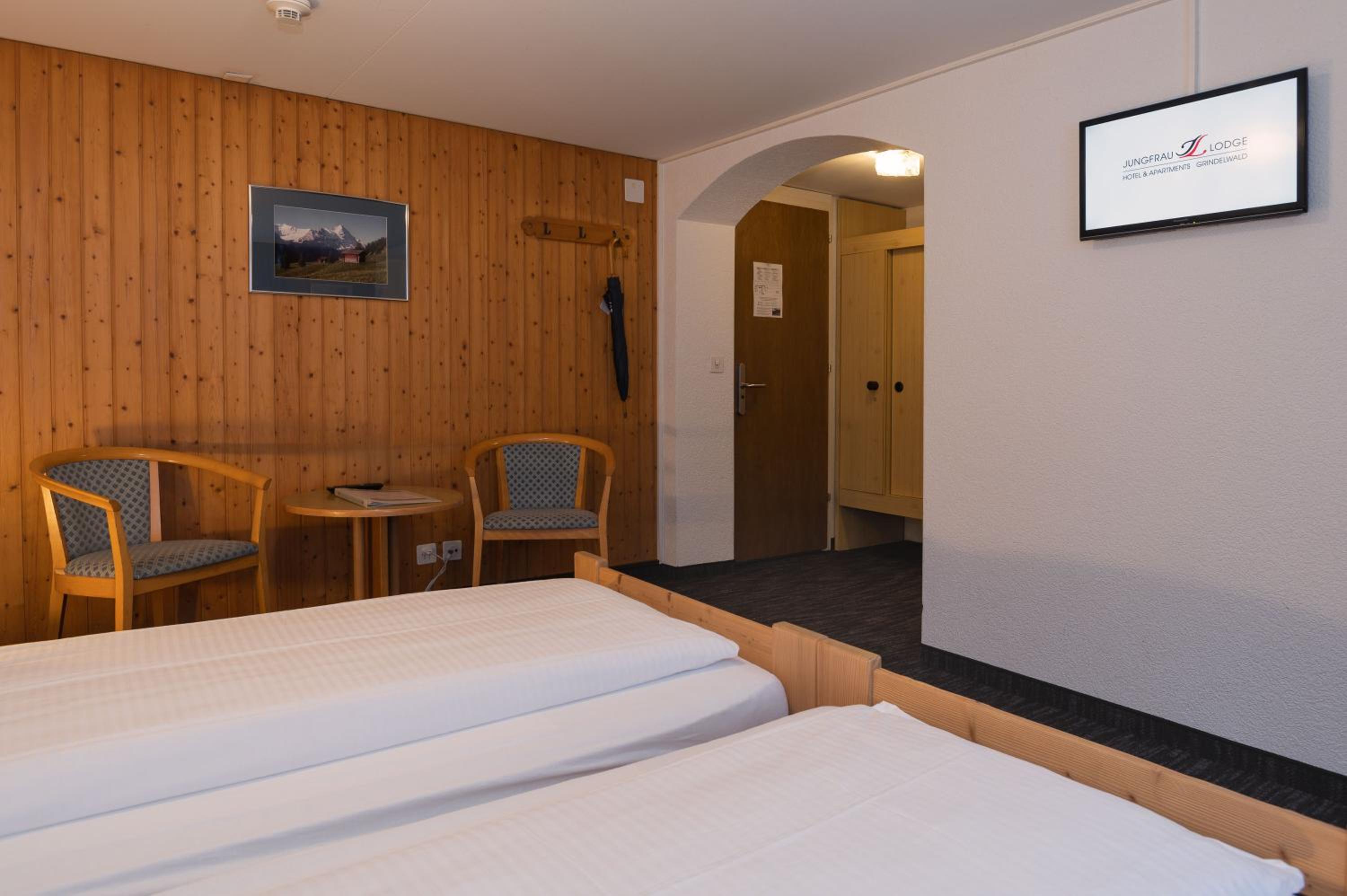 Small Double Room with Private Bathroom (no view) - Photo 5