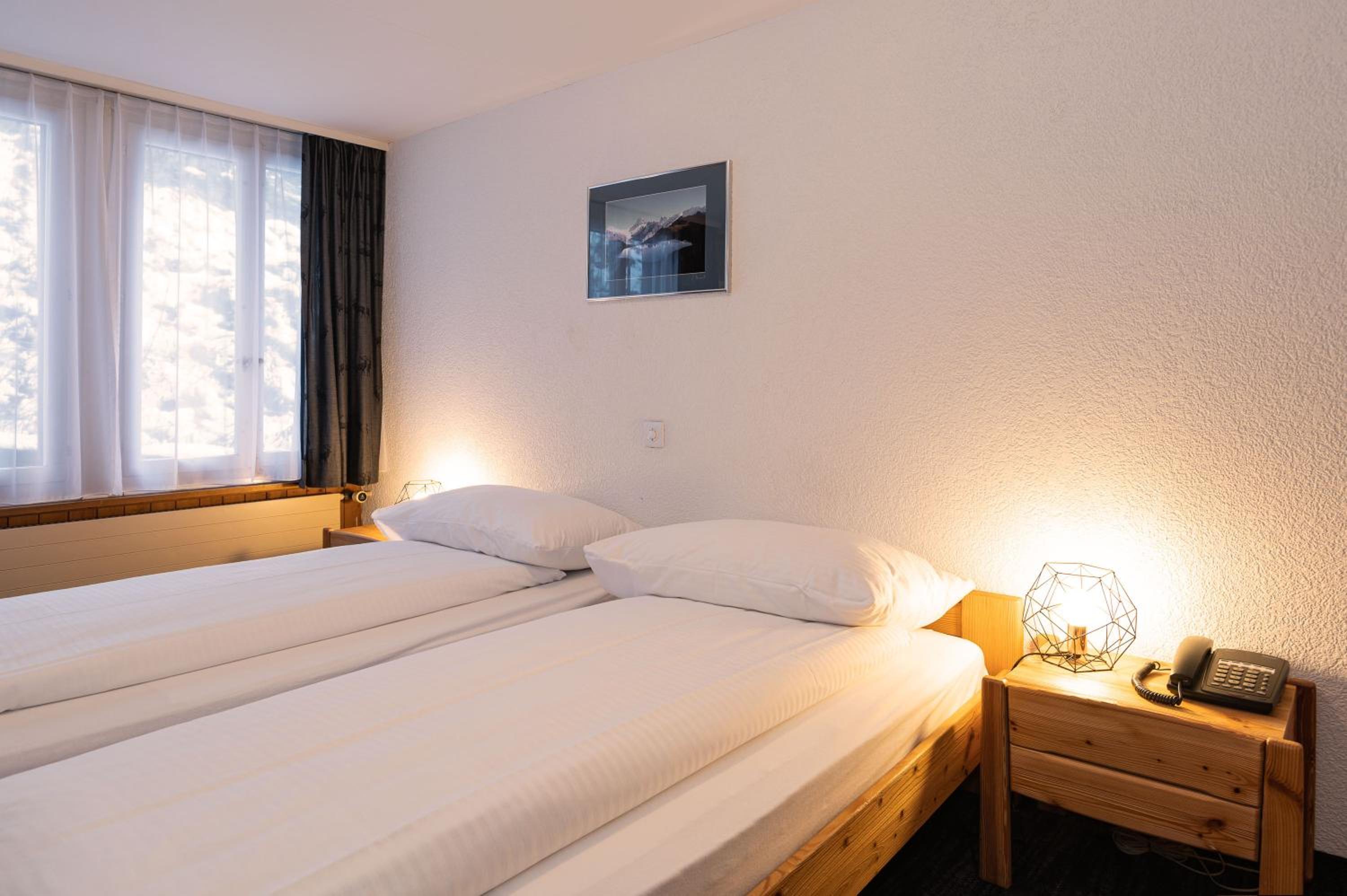 Small Double Room with Private Bathroom (no view) - Photo 1