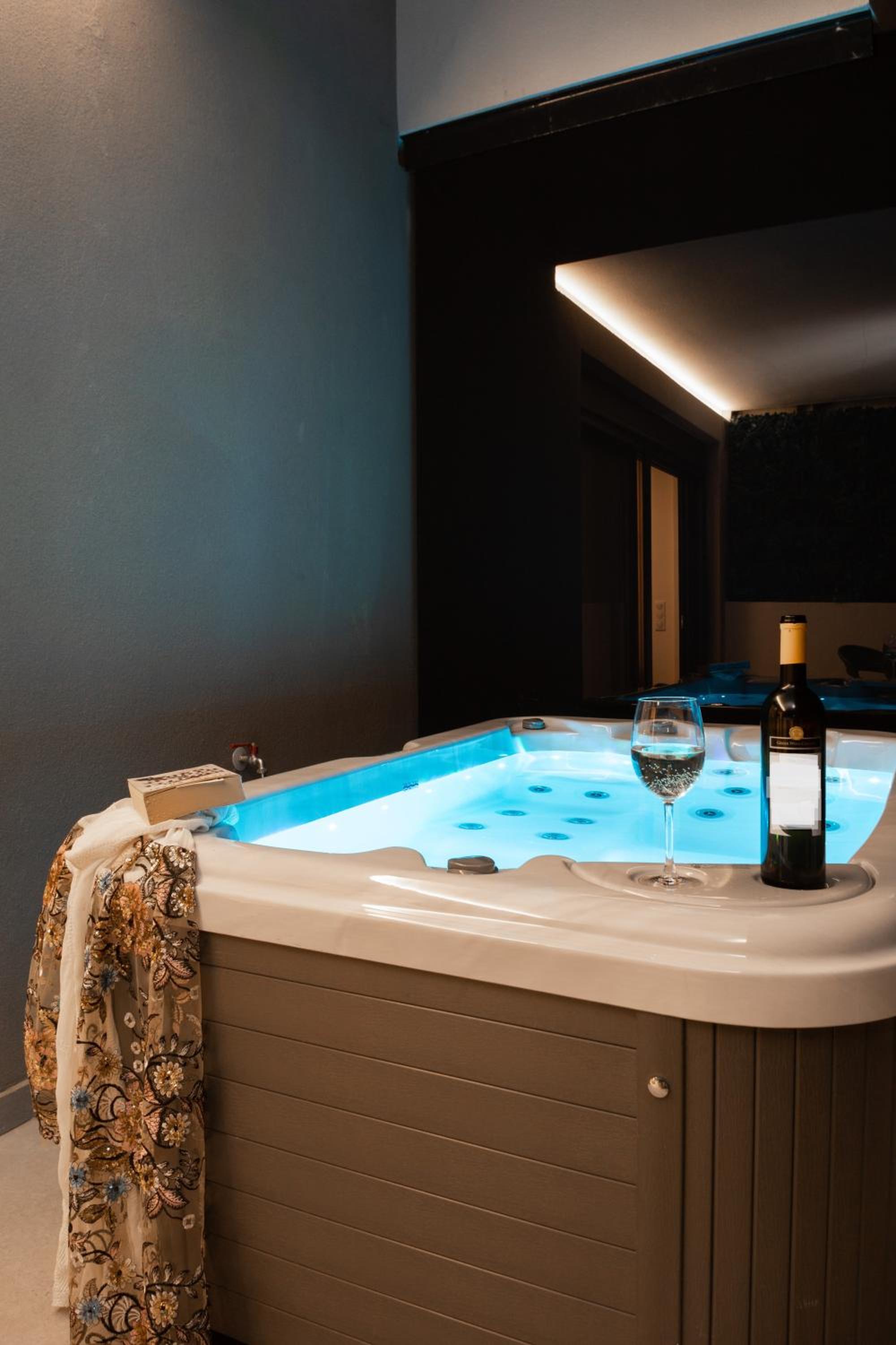 One-Bedroom Suite with Jacuzzi photo 2