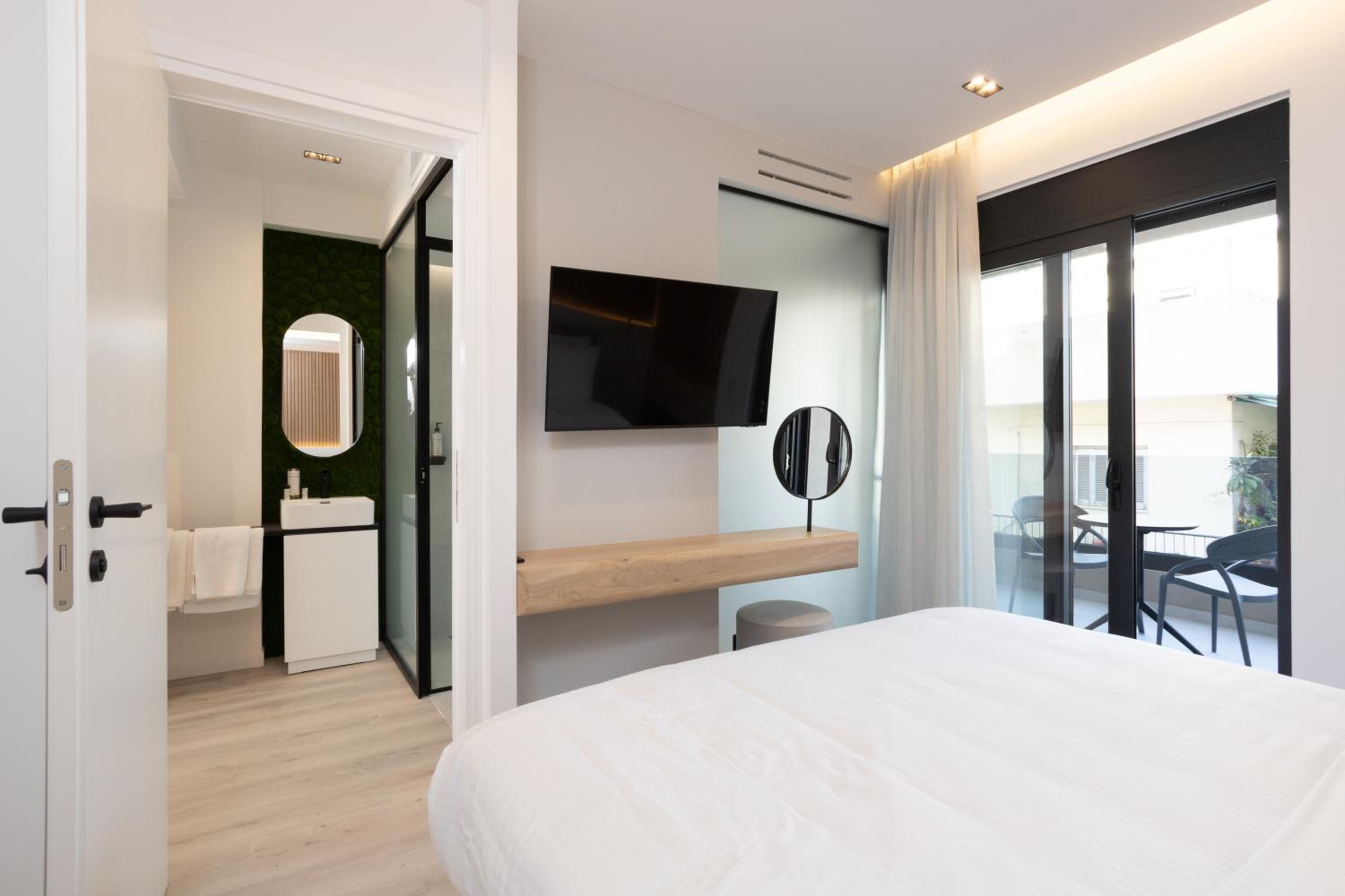 One-Bedroom Suite with Jacuzzi photo 1