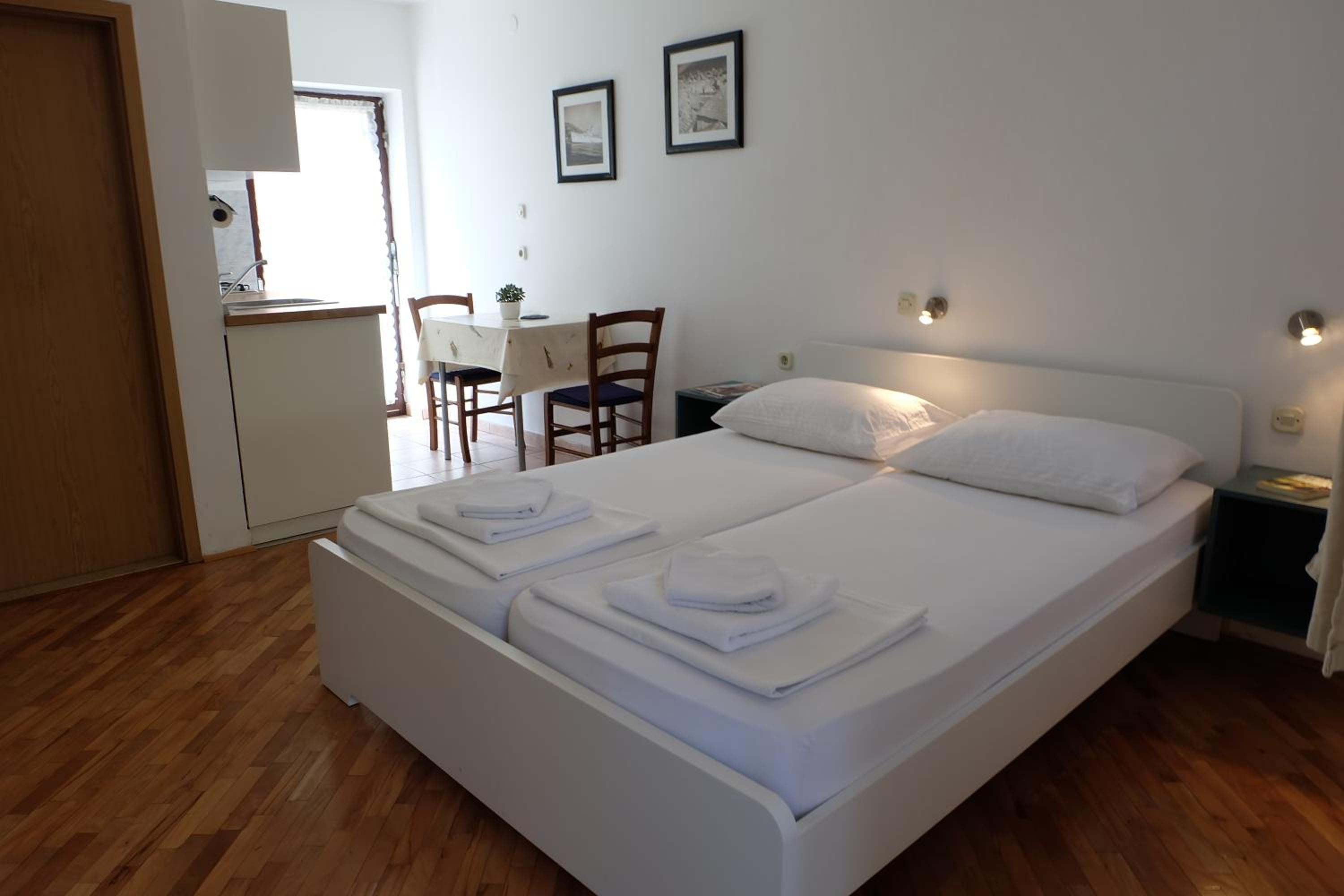 Apartment with Terrace - Photo 13