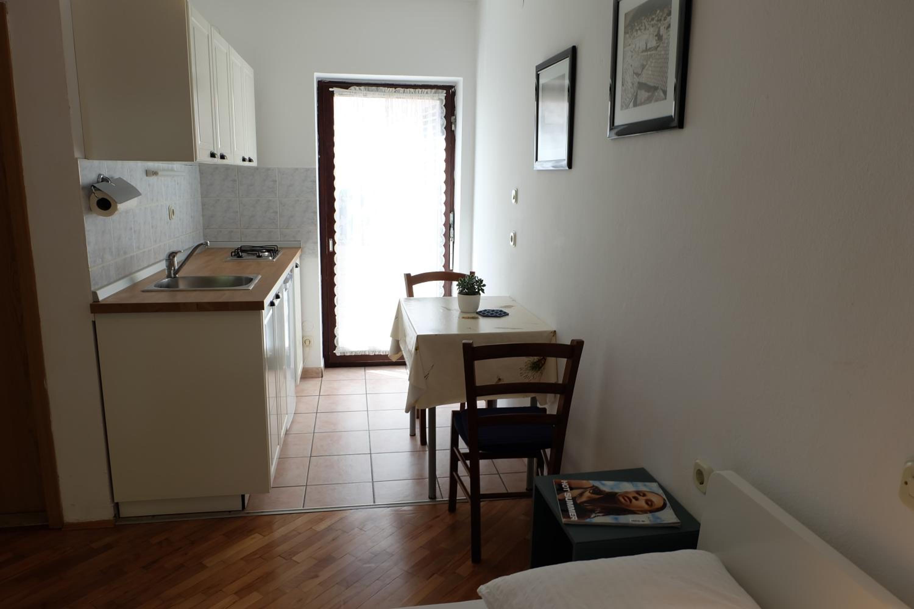 Apartment with Terrace - Photo 15