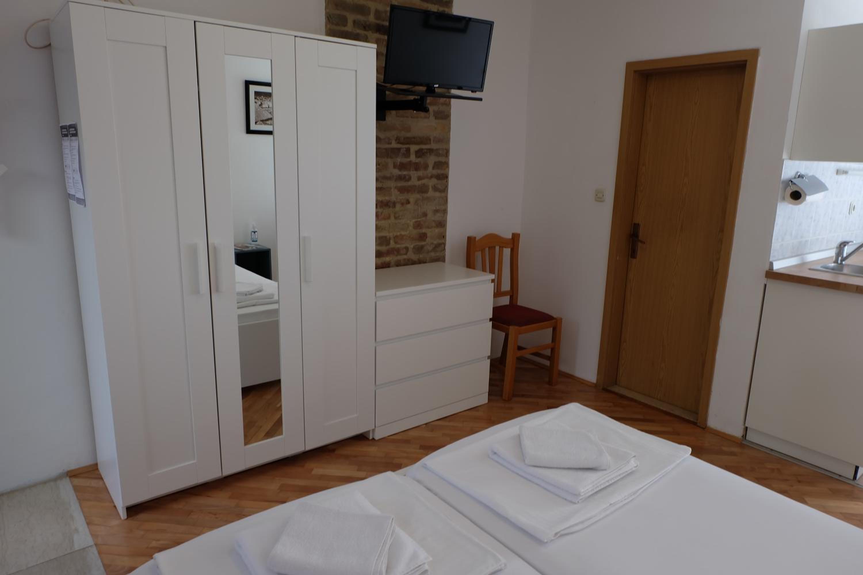 Apartment with Terrace - Photo 14