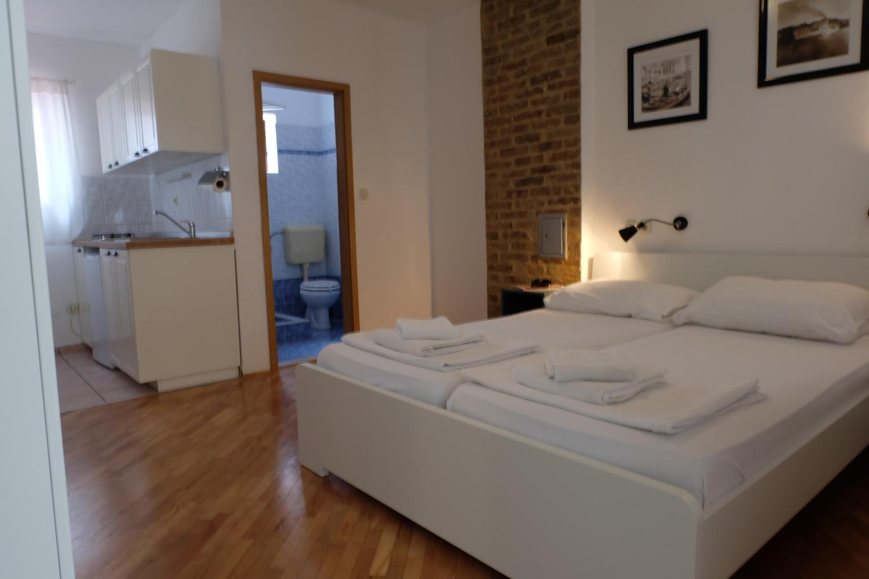 Apartment with Terrace - Photo 16
