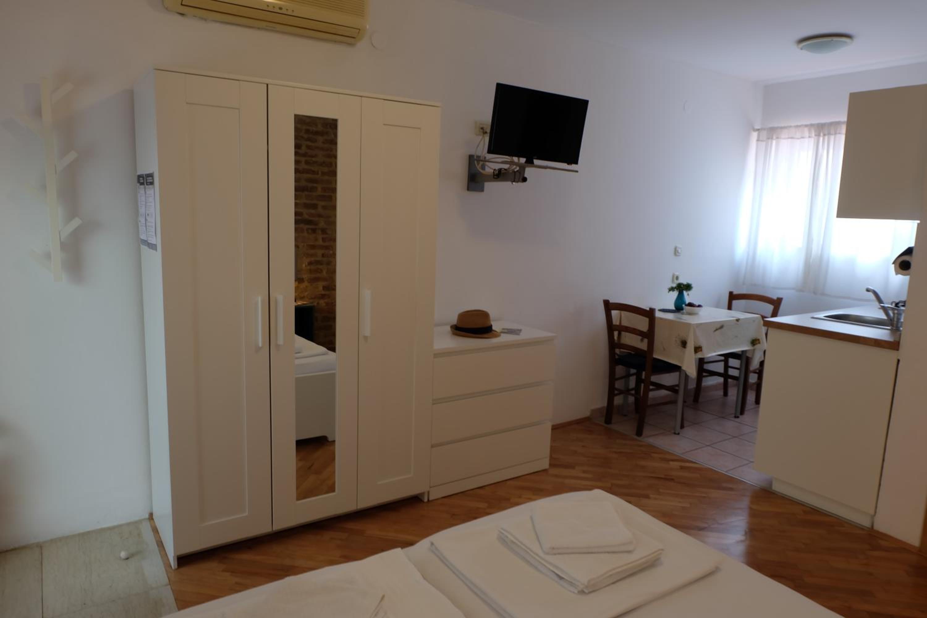 Apartment with Terrace - Photo 17