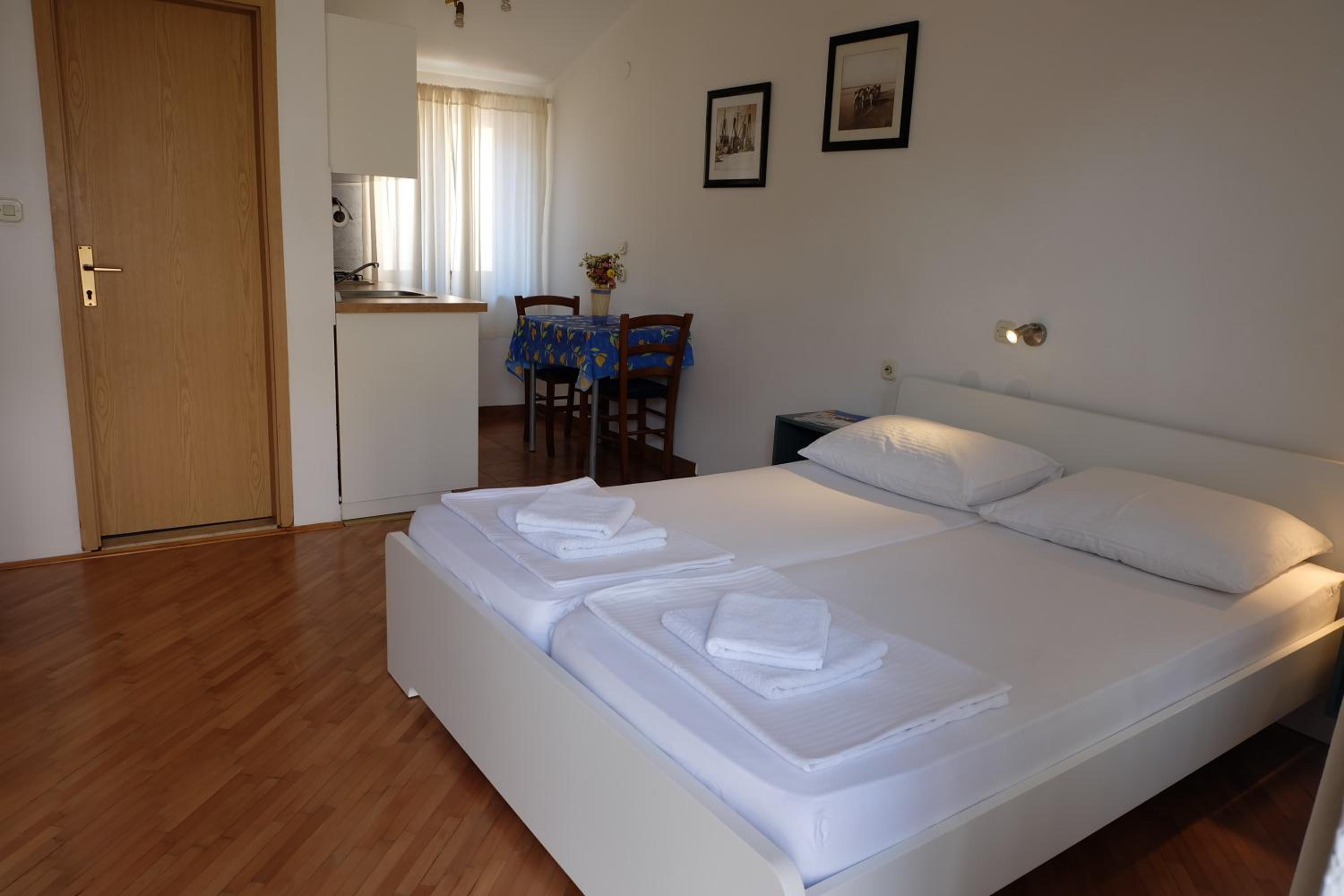Apartment with Terrace - Photo 10