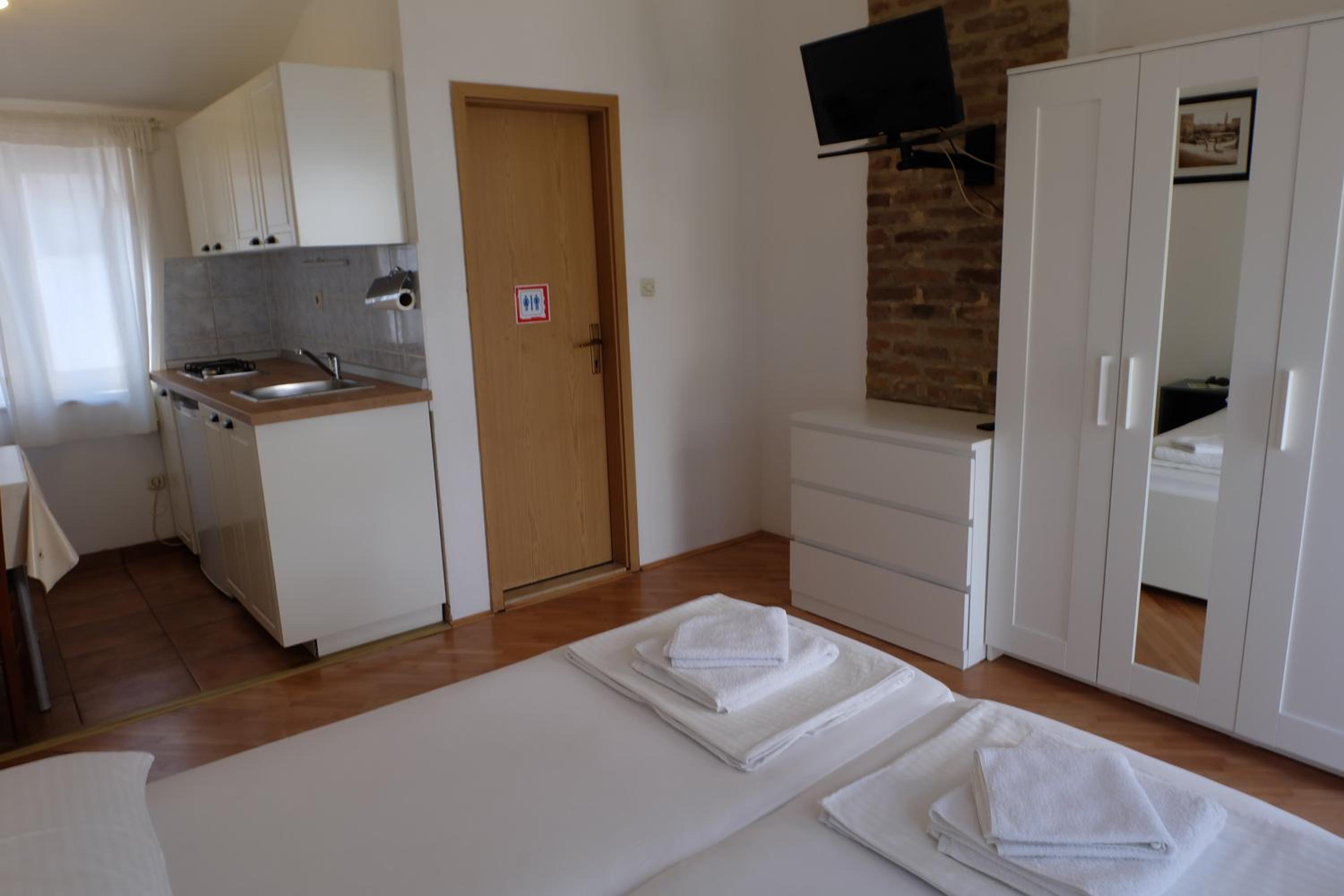 Apartment with Terrace - Photo 8