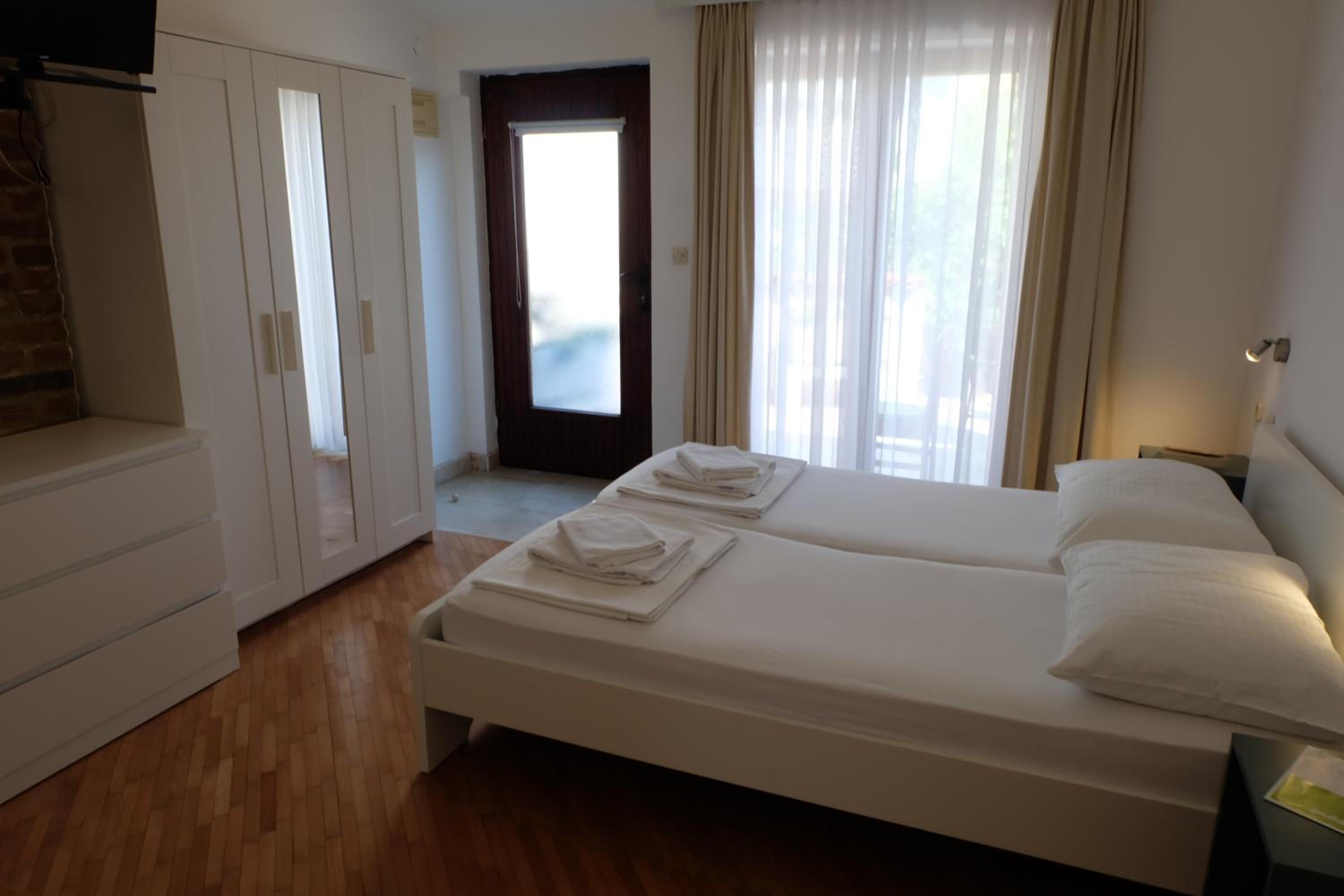 Apartment with Terrace - Photo 7
