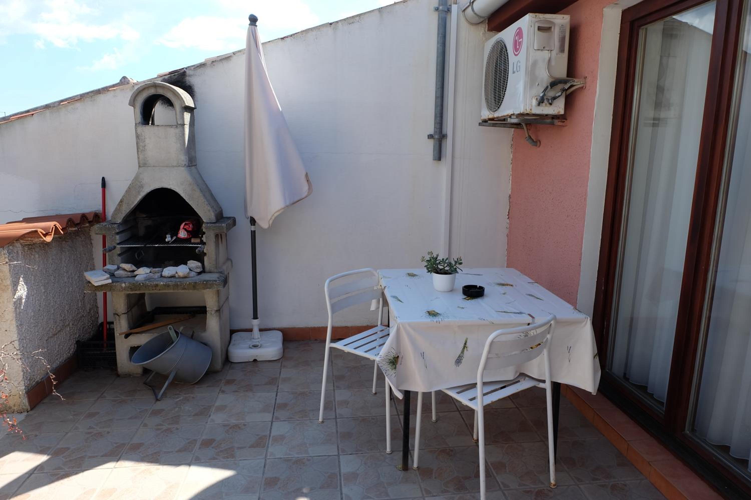 Apartment with Terrace - Photo 18
