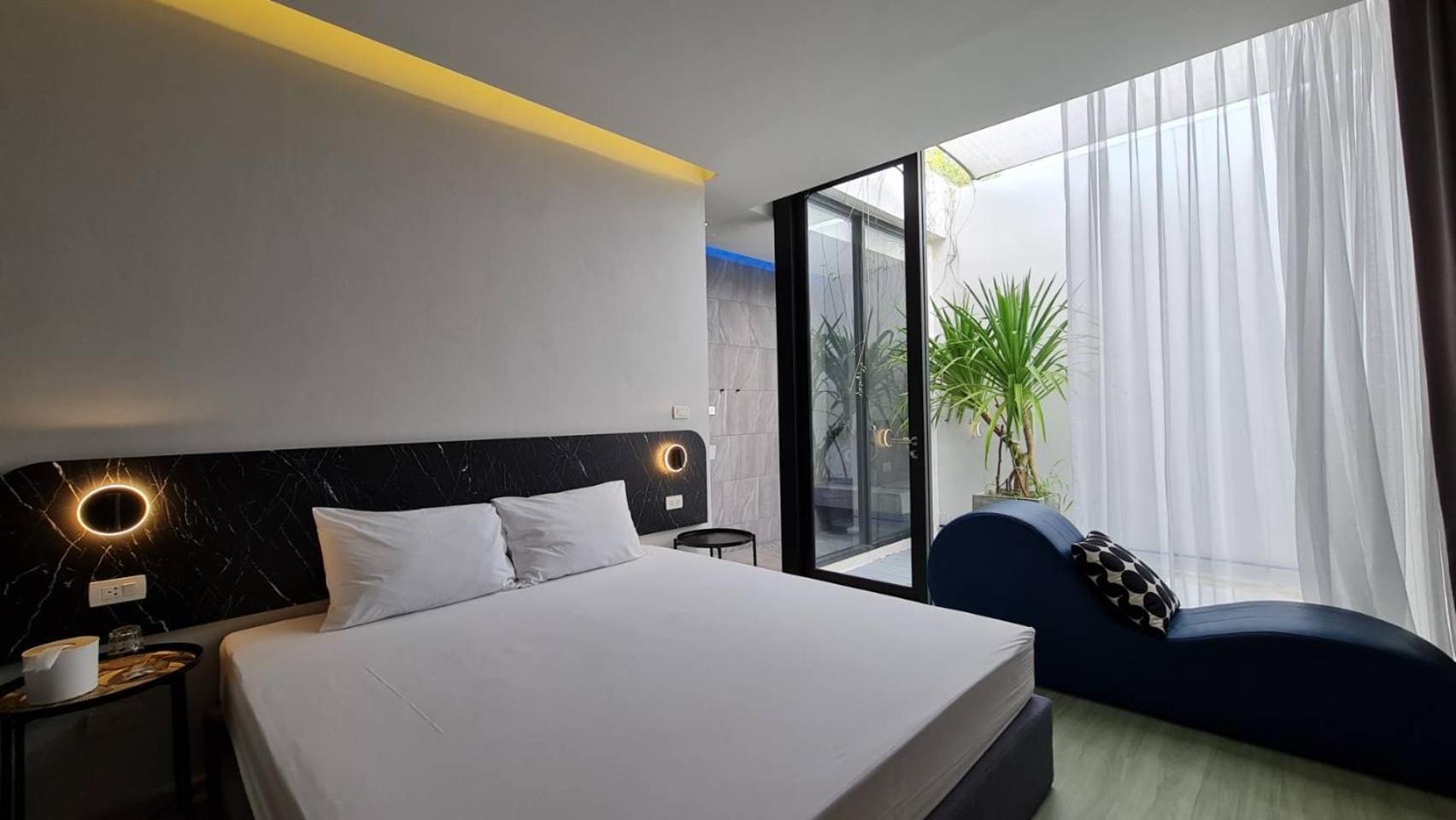 Deluxe Double Room with Balcony - Photo 13