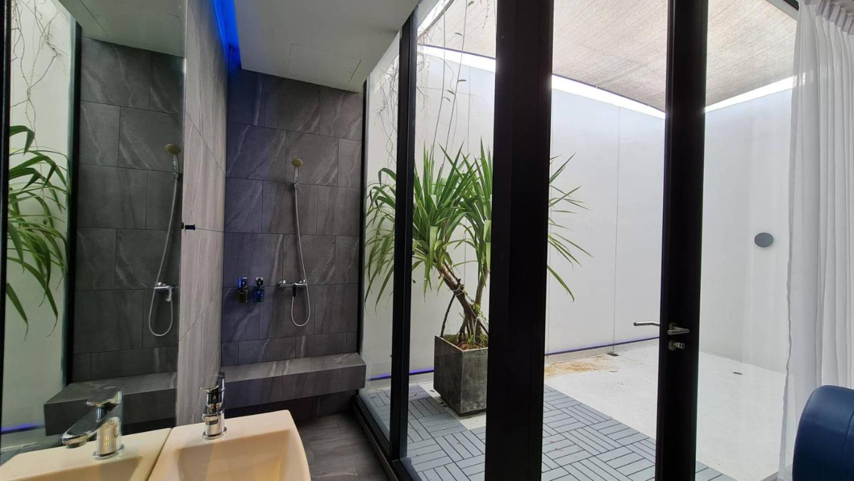 Deluxe Double Room with Balcony - Photo 12