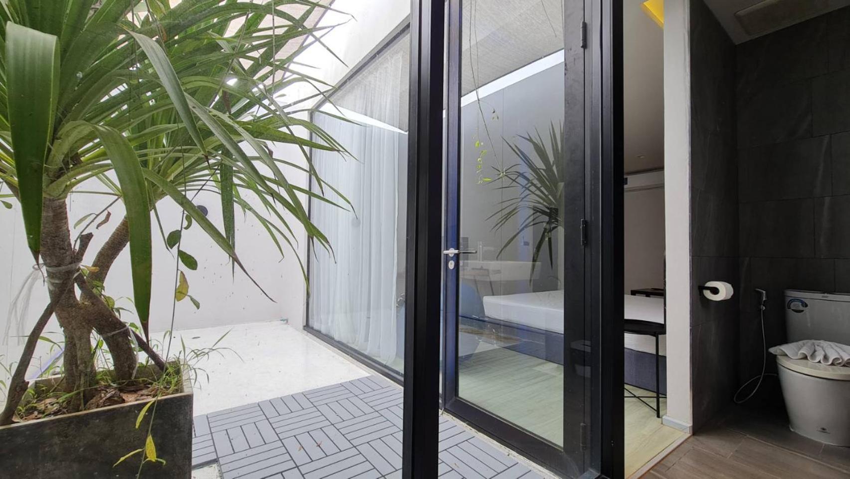 Deluxe Double Room with Balcony - Photo 11