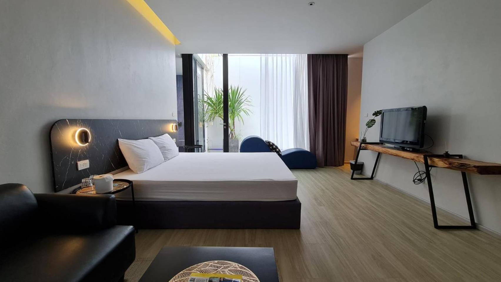 Deluxe Double Room with Balcony - Photo 9