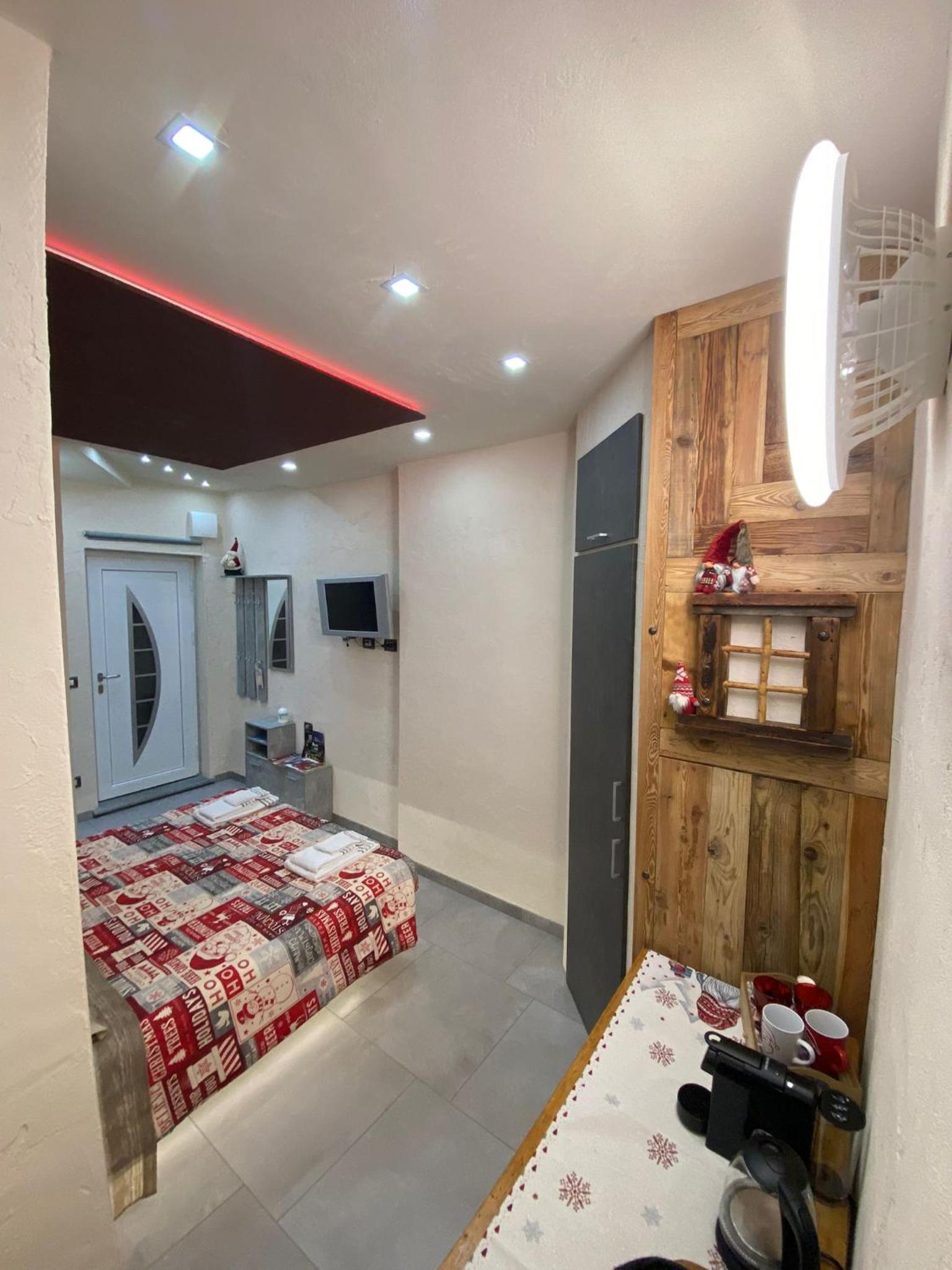 Double Room with Private Bathroom - Photo 2
