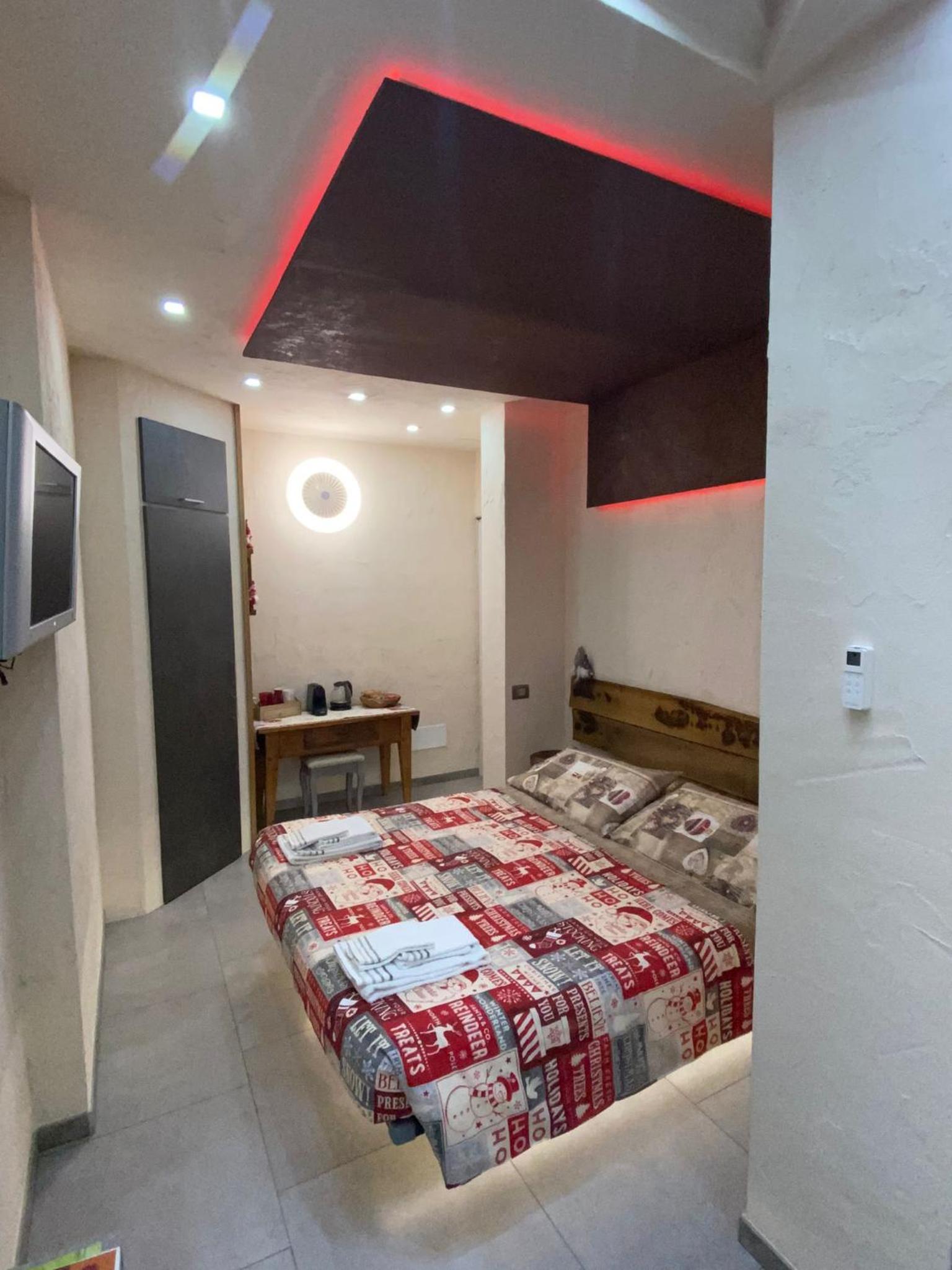 Double Room with Private Bathroom - Photo 6