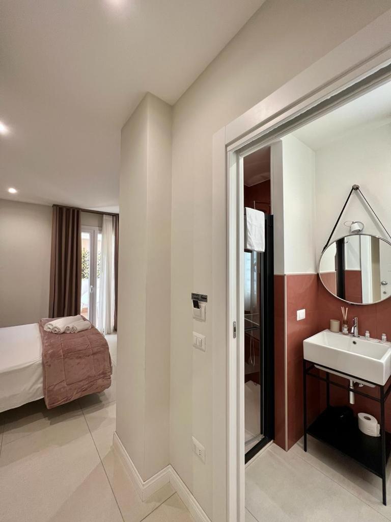 Deluxe Double Room with Balcony - Photo 2