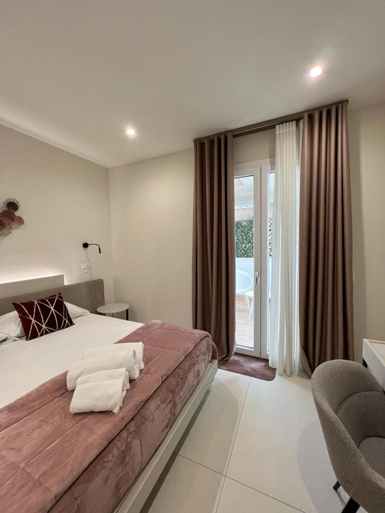 Deluxe Double Room with Balcony - Photo 10