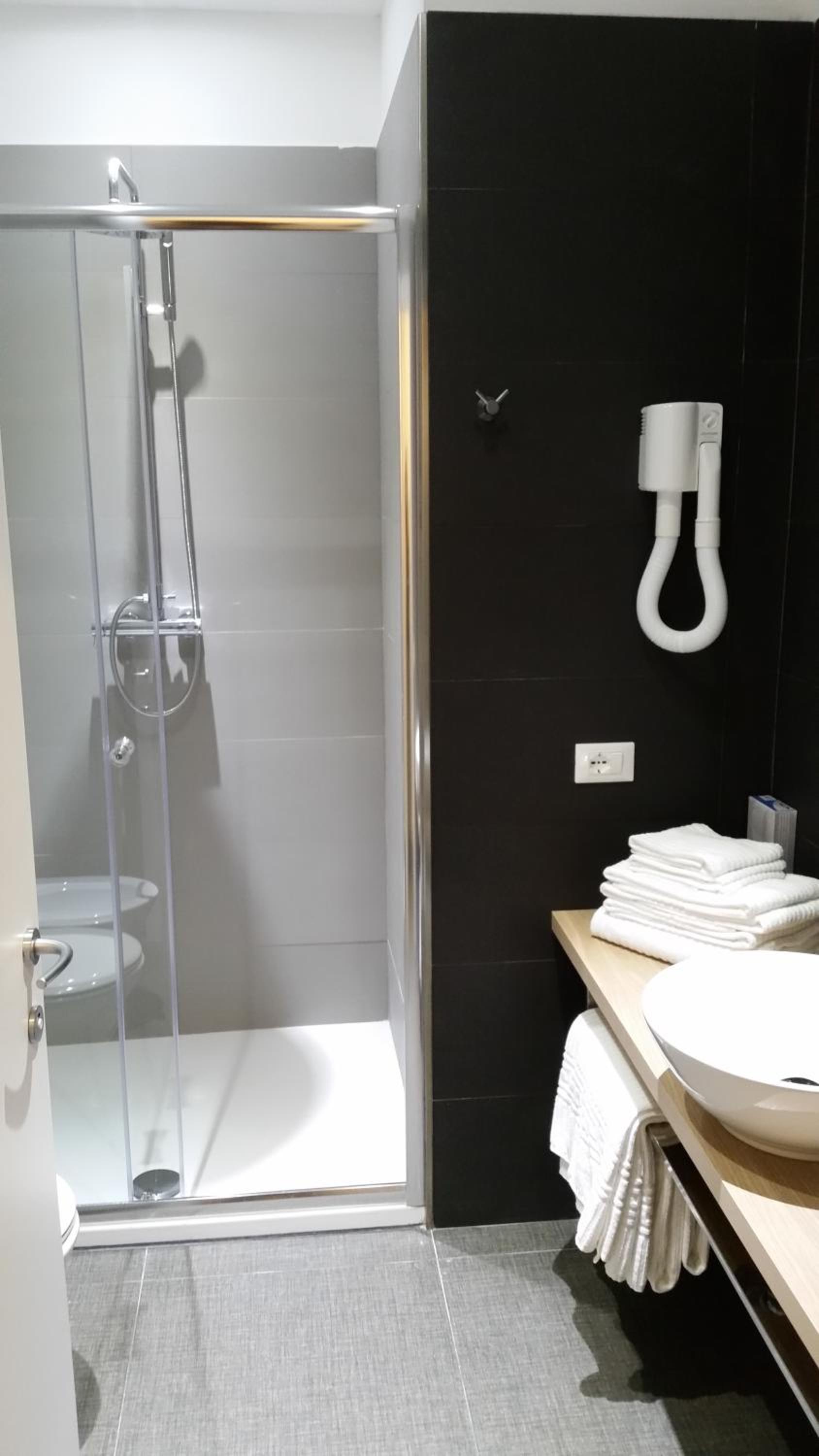 Twin Room with Bathroom - Photo 3