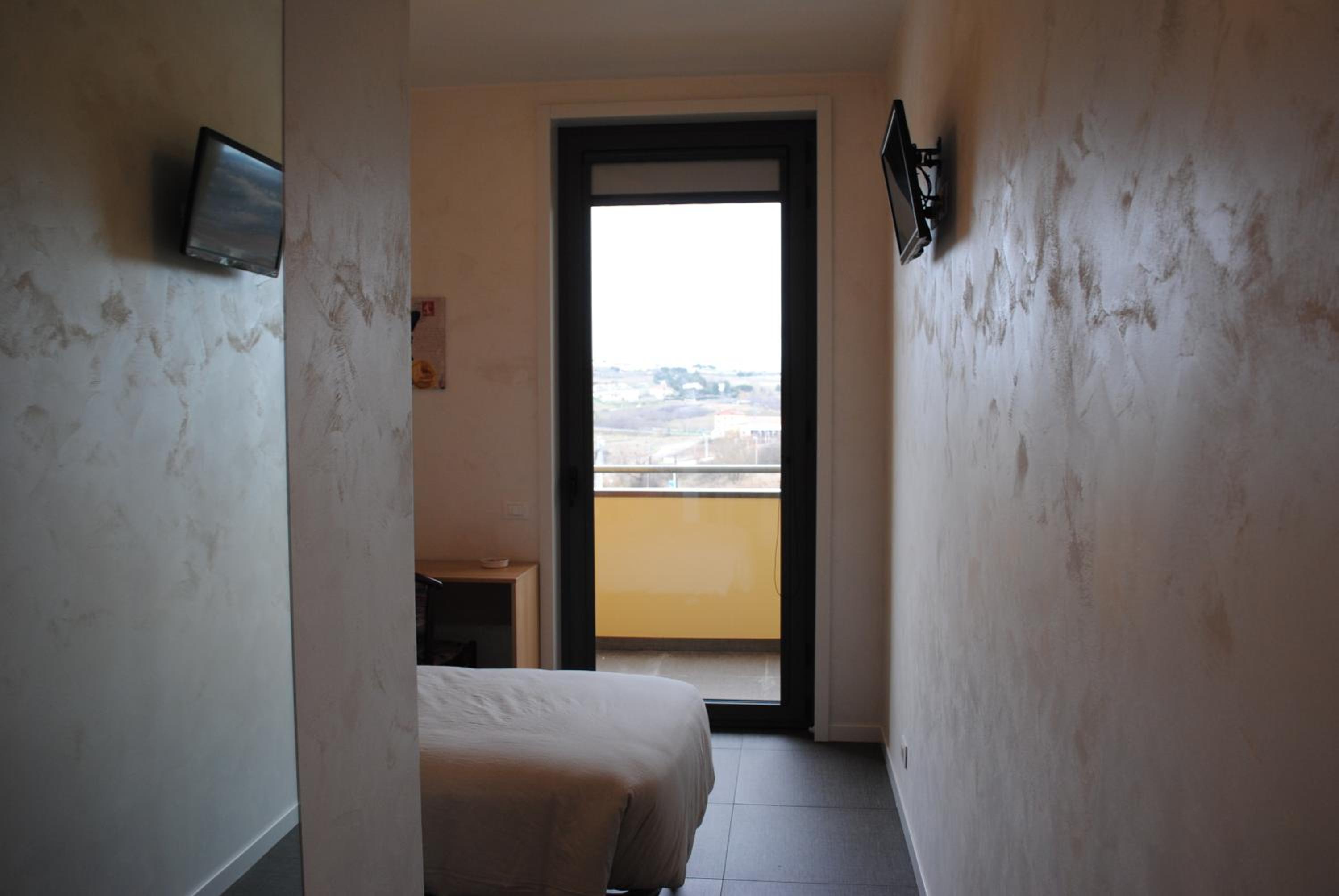Single Room with Bathroom photo 2