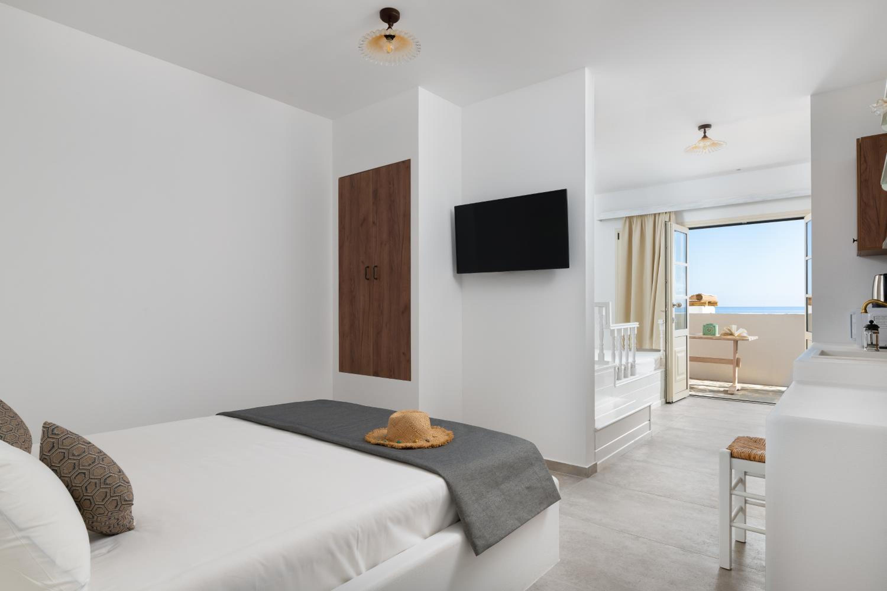 Akti Luxury Suites with sea view