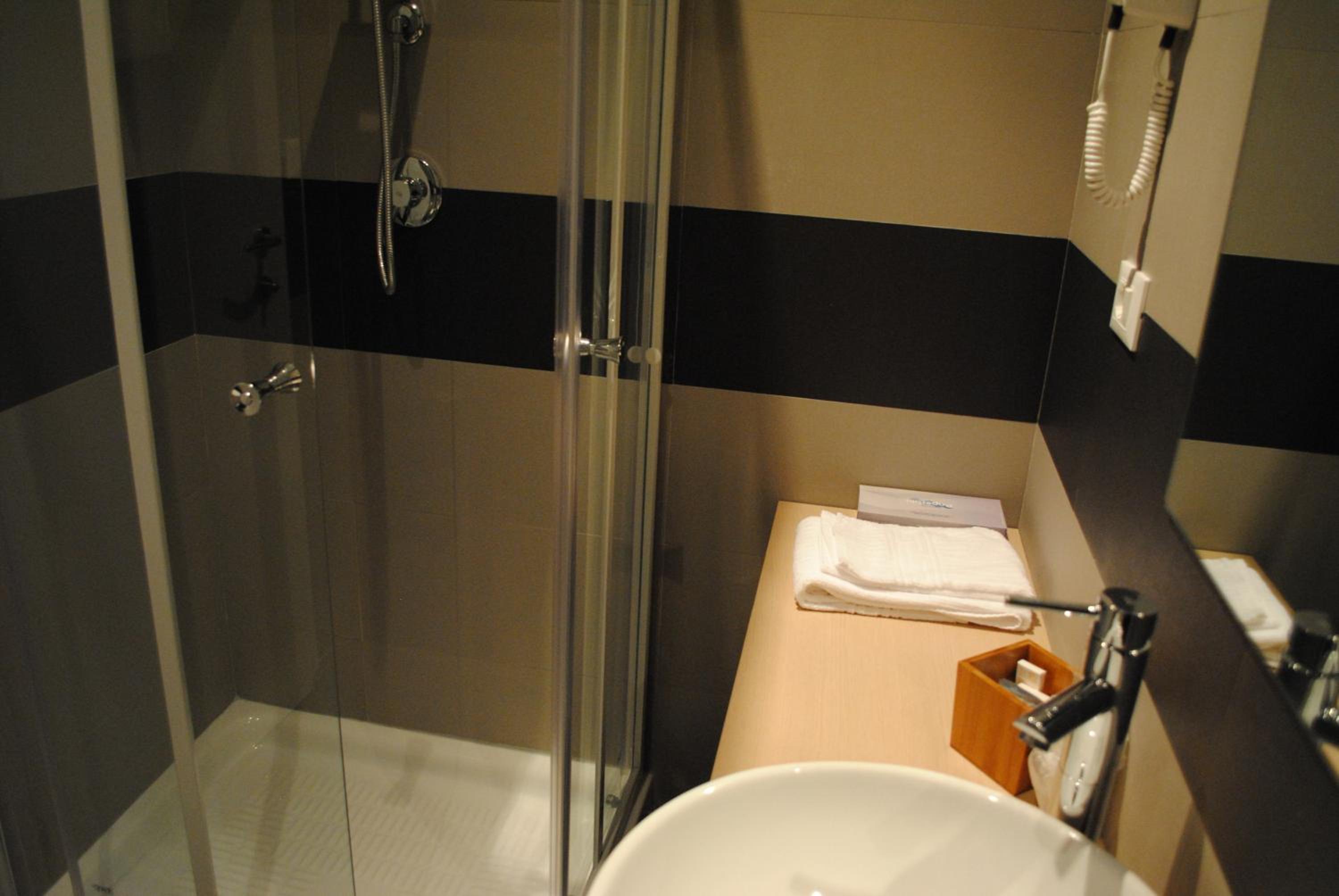 Twin Room with Bathroom - Photo 6
