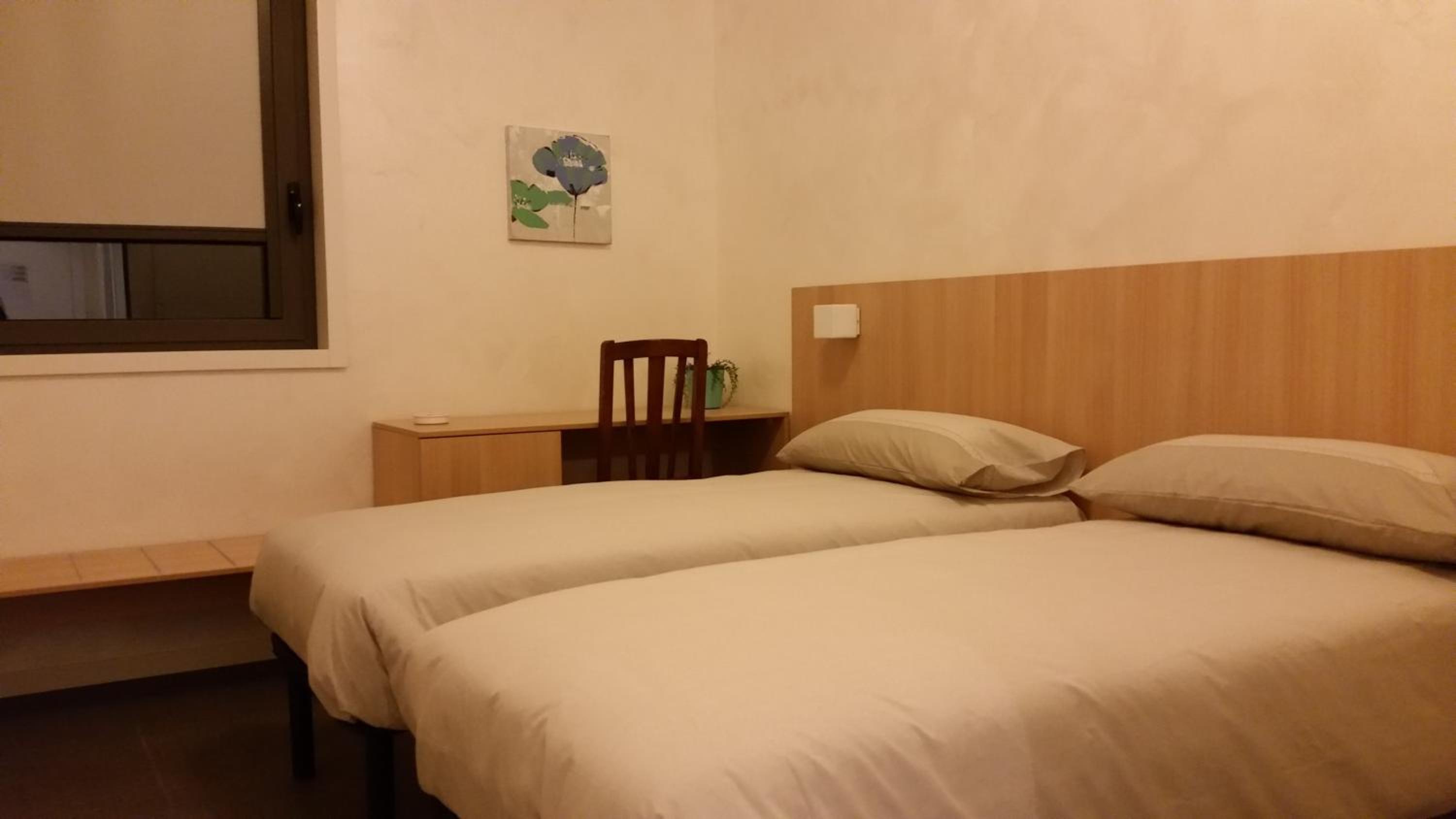 Twin Room with Bathroom - Photo 4