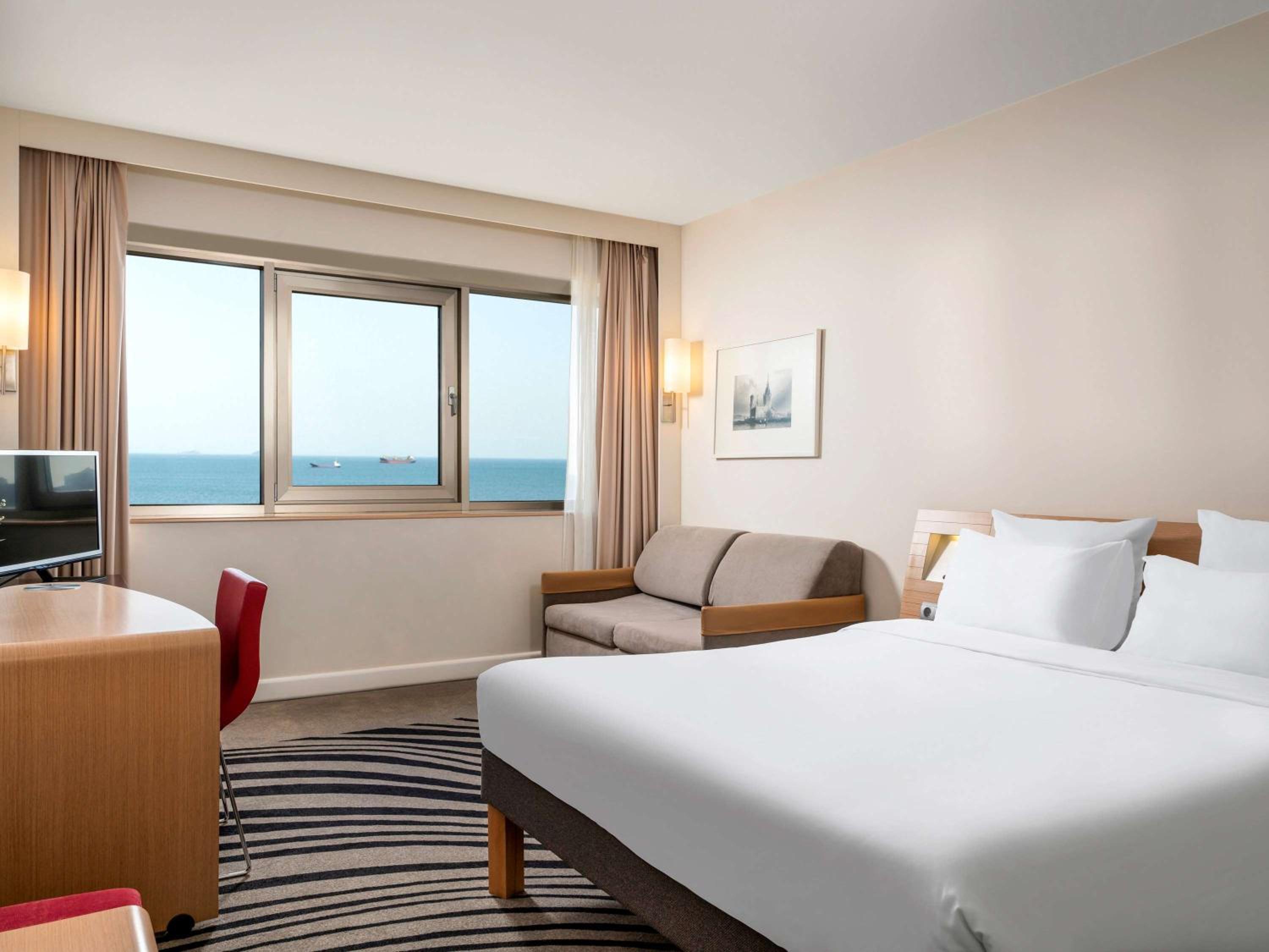 Standard Room With Queen Size Bed And Sofa photo 1