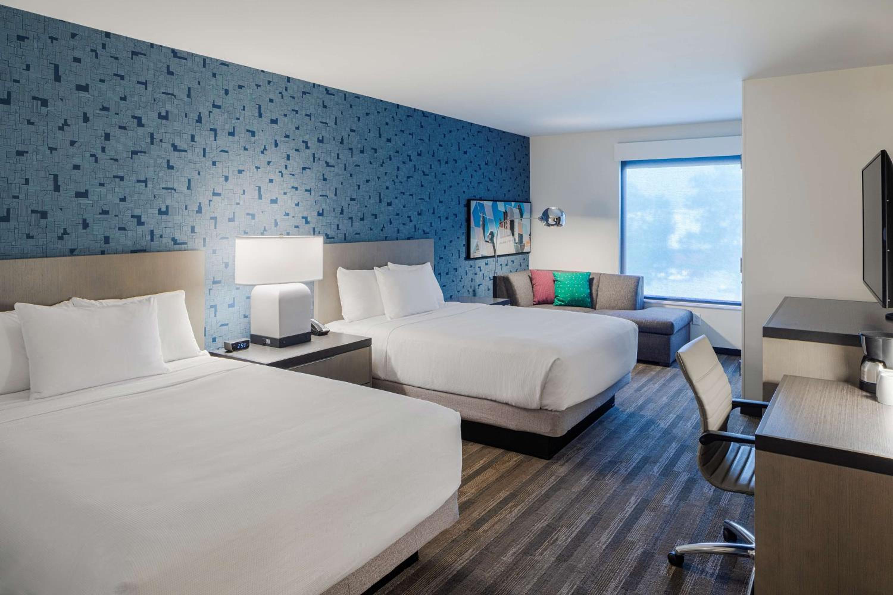 Den Guestroom with Two Queen Beds - Photo 1