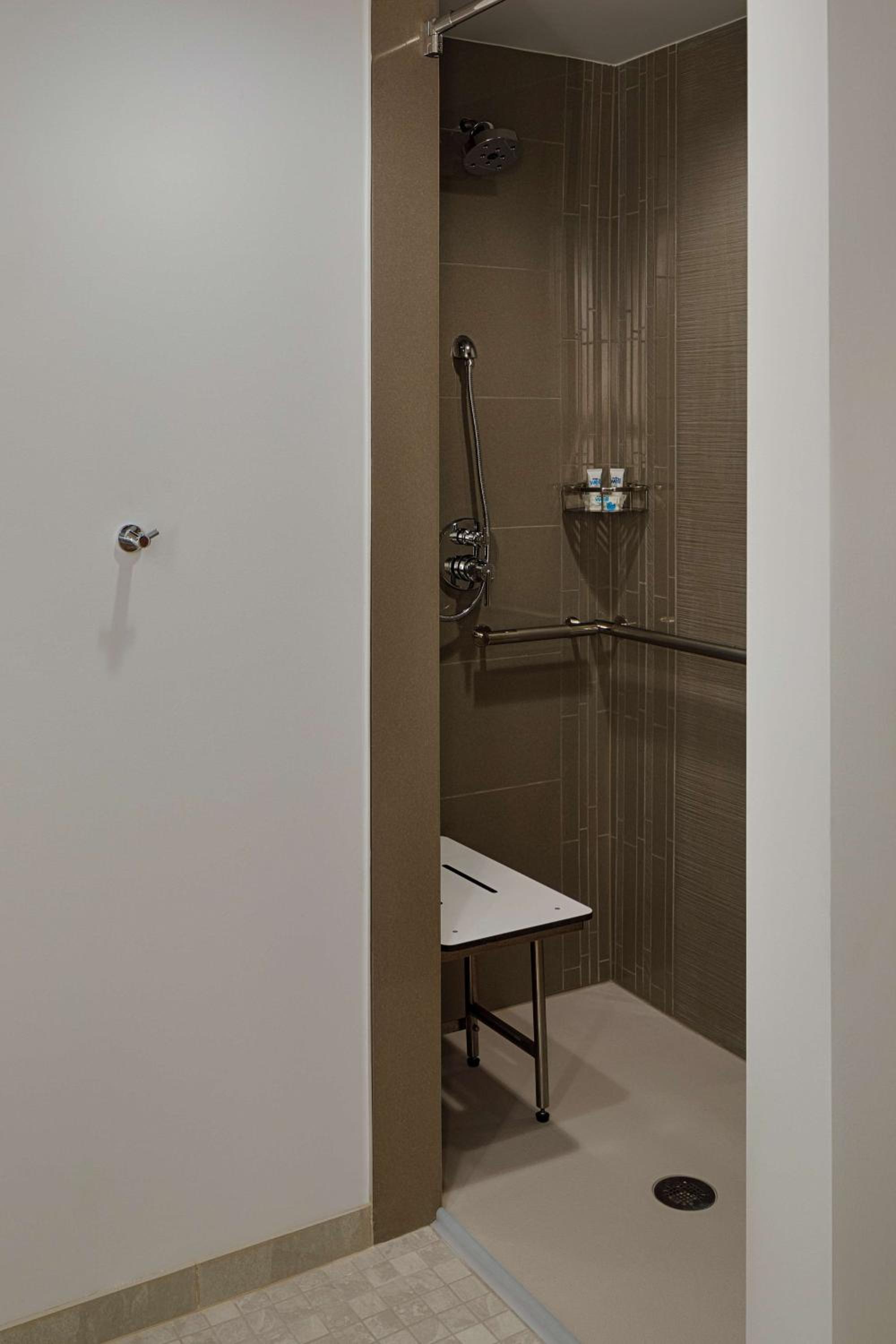King Studio Suite with Sofa Bed, Kitchen and Accessible Tub - Photo 5
