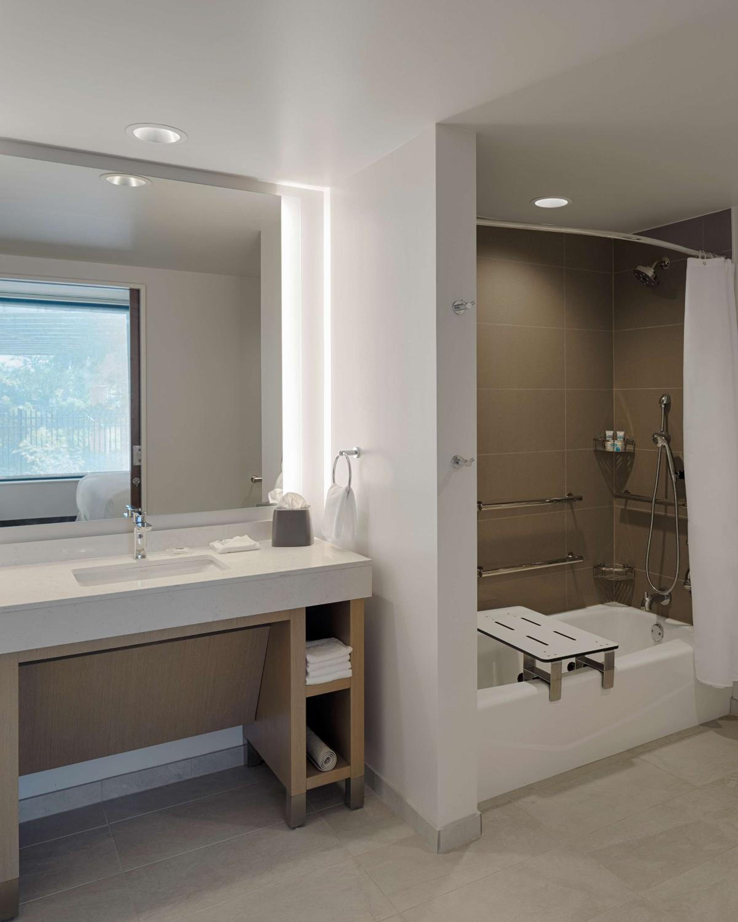 One-Bedroom Suite with Two Queen Beds, Kitchen and Accessible Tub - Photo 11