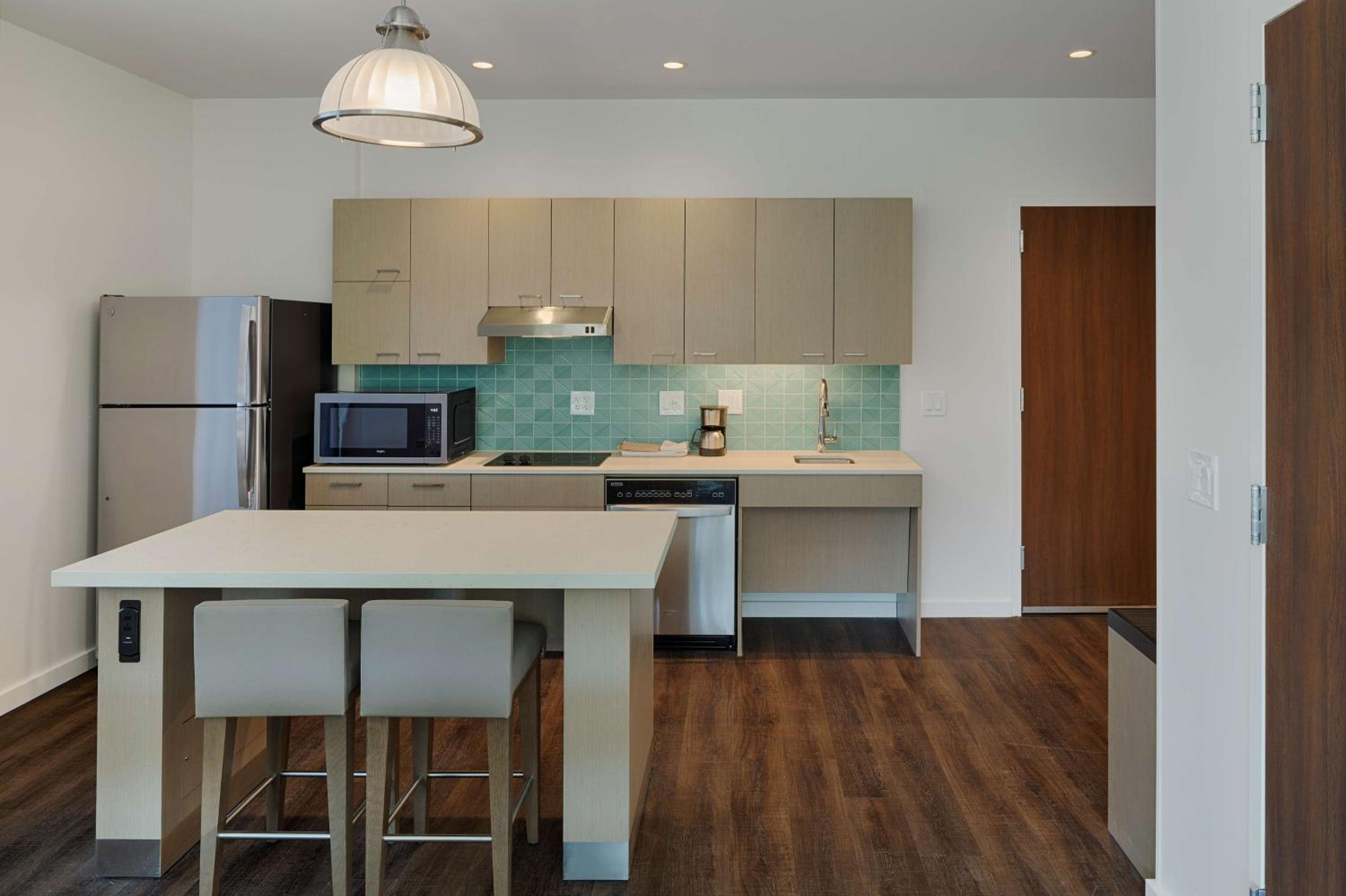 One-Bedroom Suite with Two Queen Beds, Kitchen and Accessible Tub - Photo 2