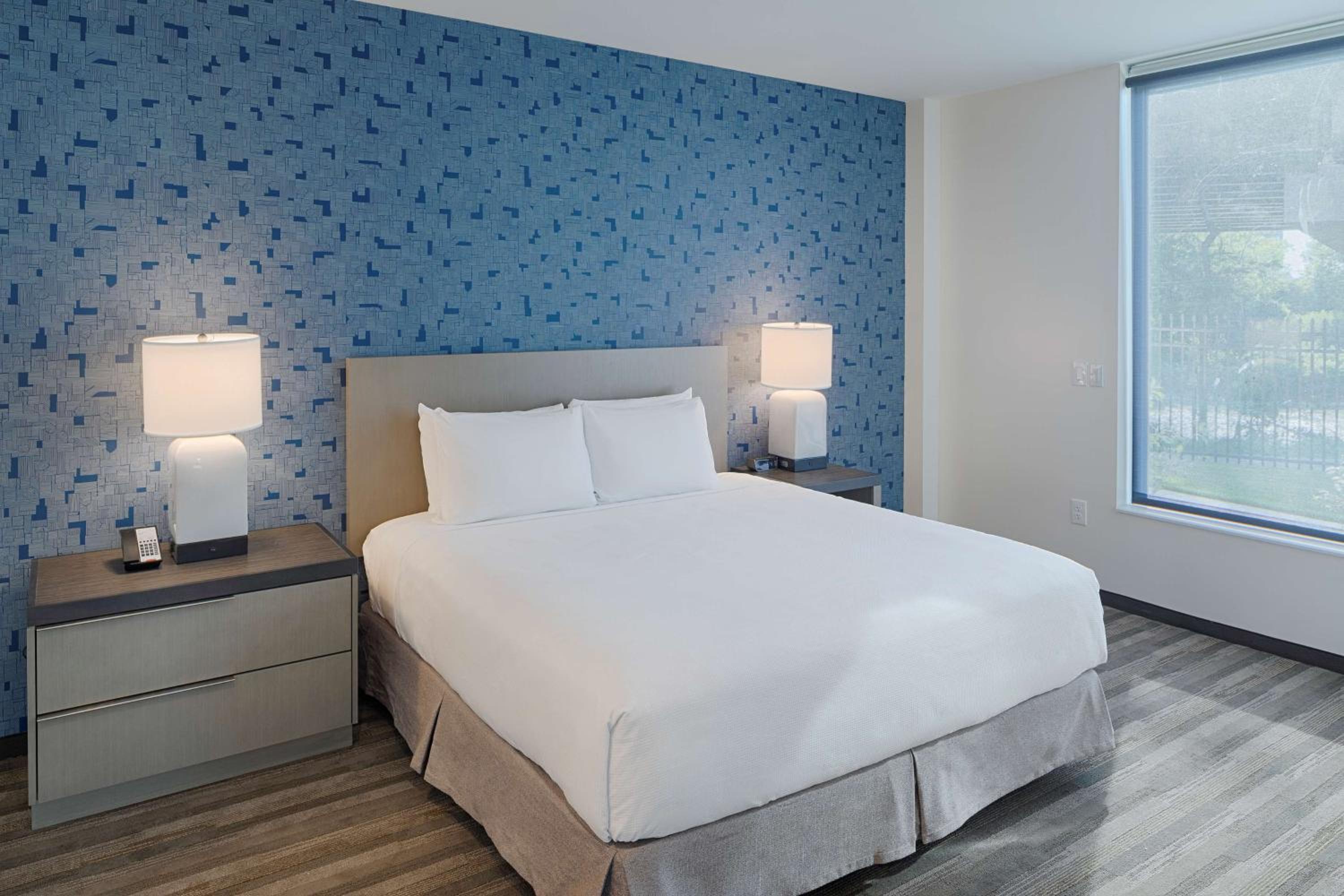 One-Bedroom Suite with Two Queen Beds, Kitchen and Accessible Tub - Photo 1