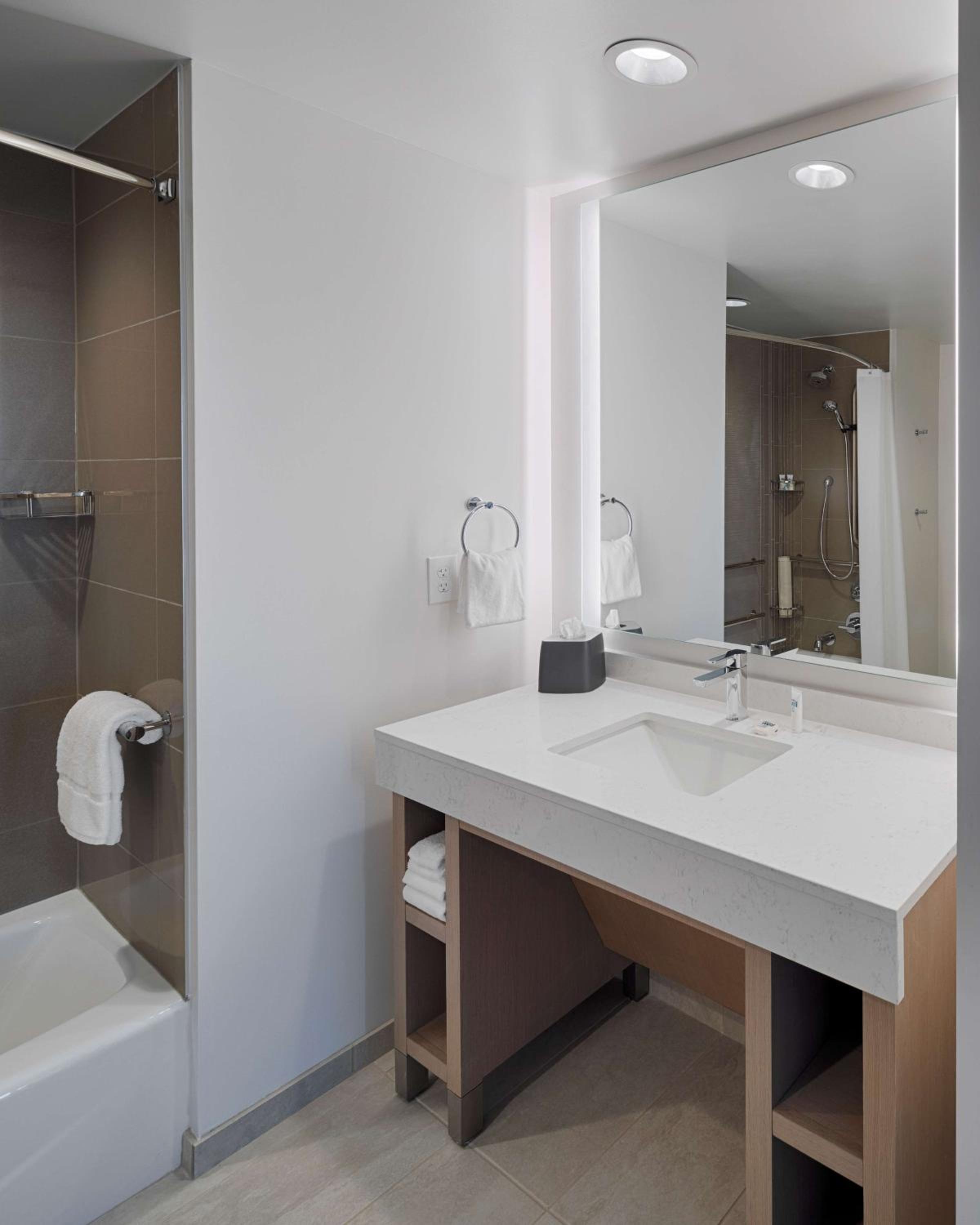 King Studio Suite with Sofa Bed, Kitchen and Accessible Tub - Photo 7