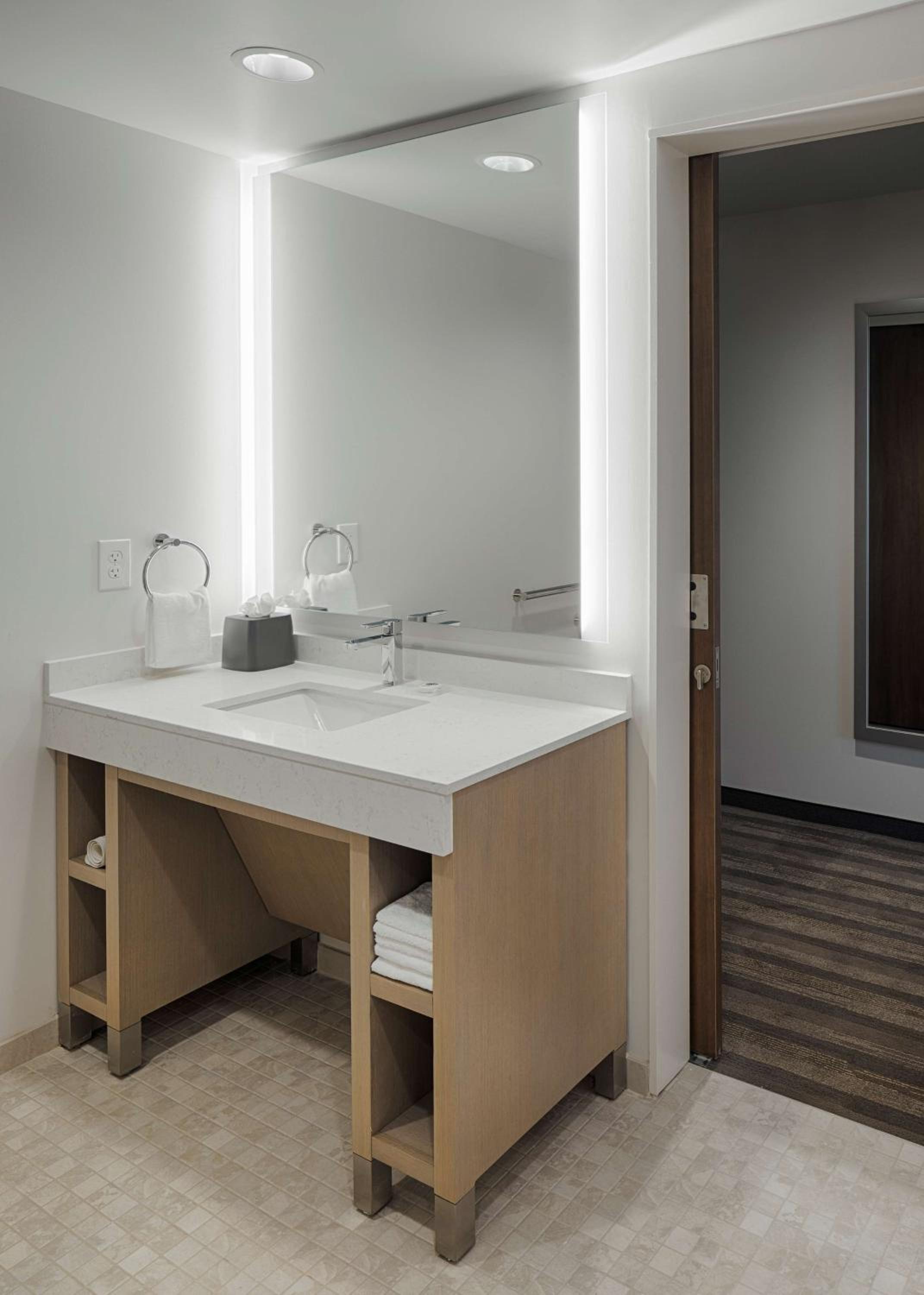 King Studio Suite with Sofa Bed, Kitchen and Accessible Tub - Photo 6