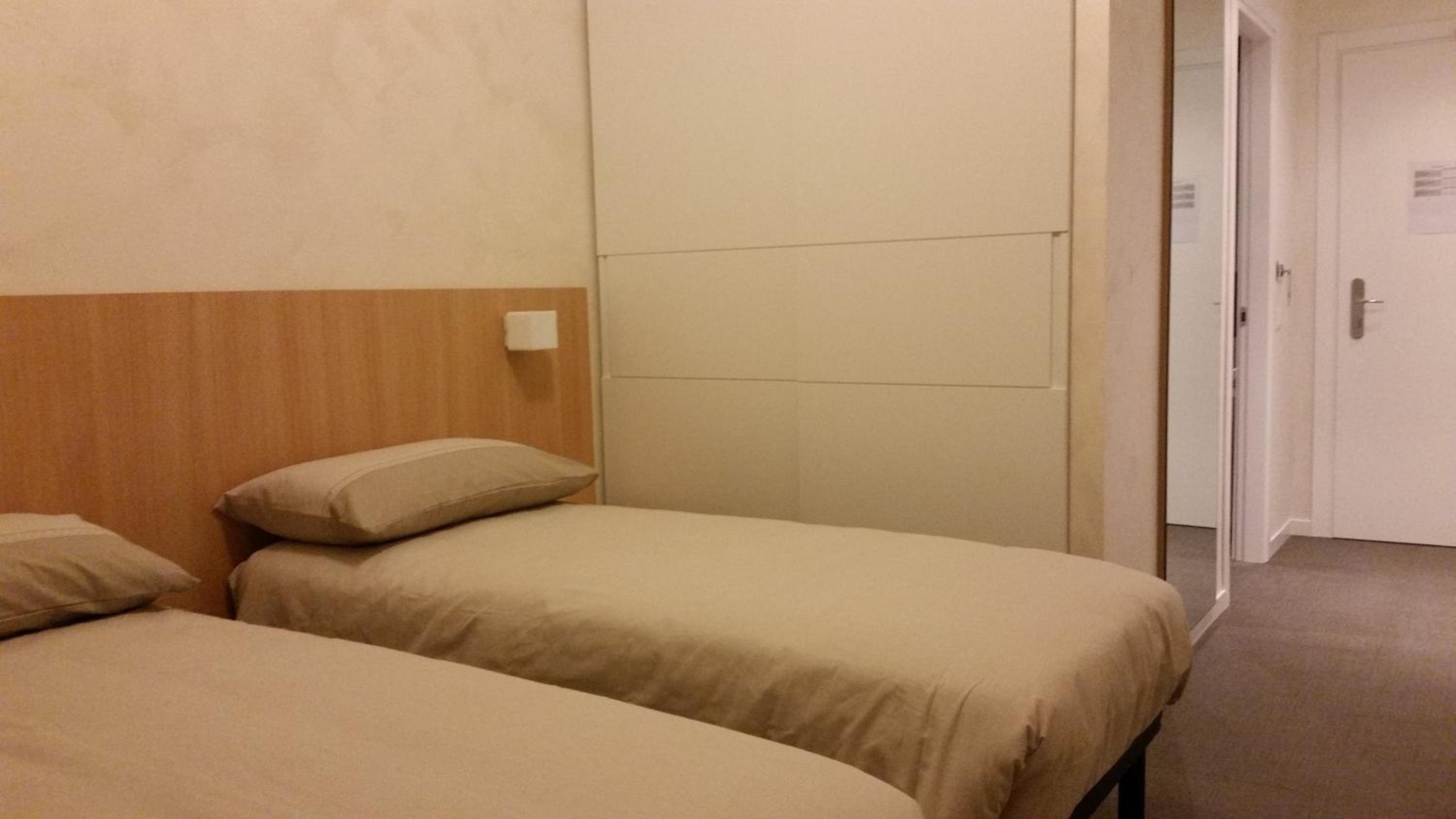 Twin Room with Bathroom - Photo 5