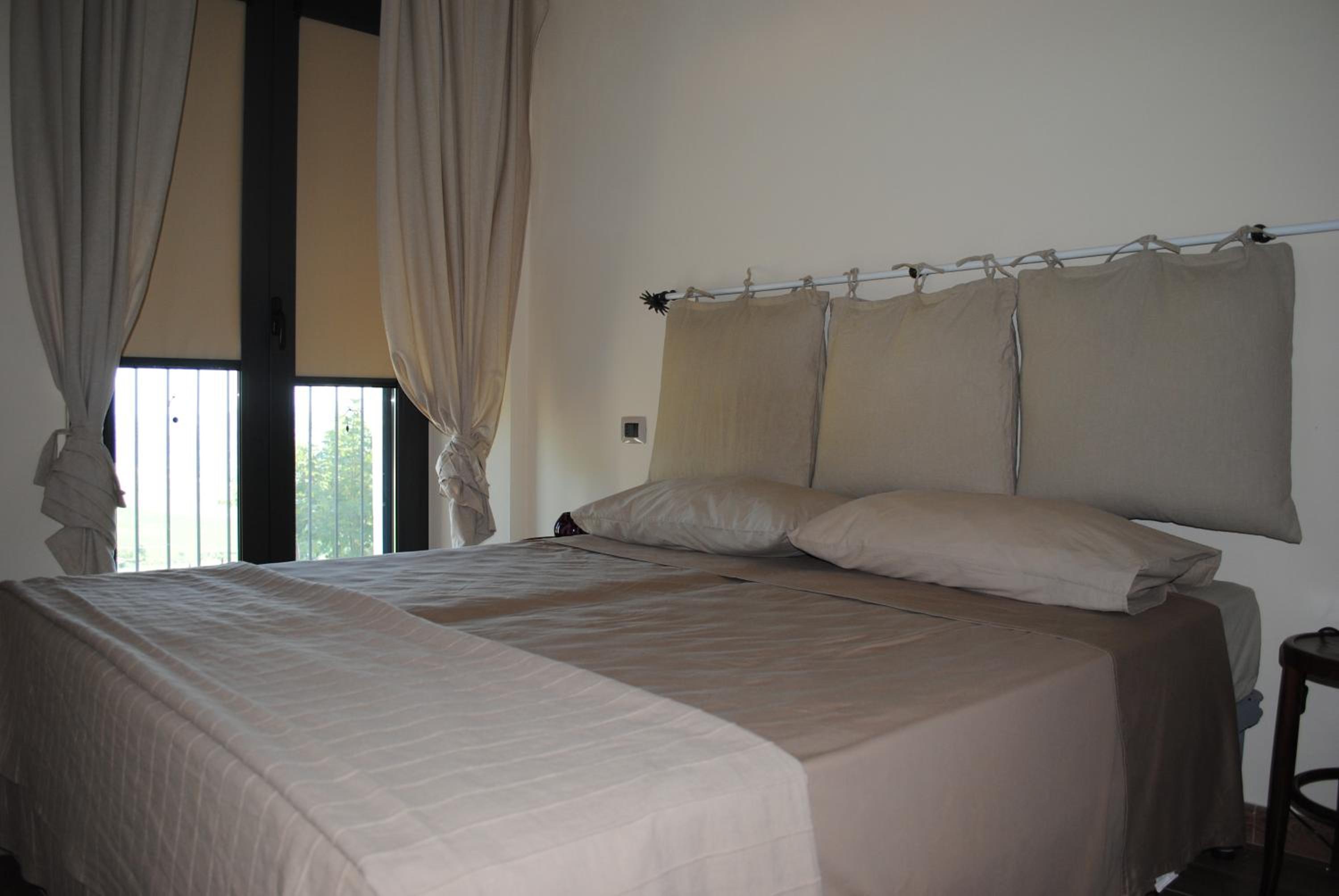 Economy Quadruple Room - Photo 9