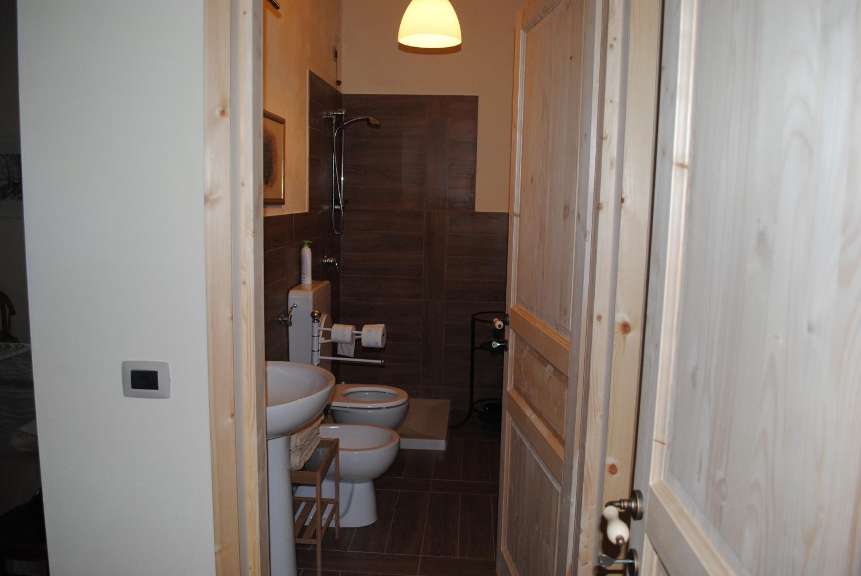 Economy Quadruple Room - Photo 4