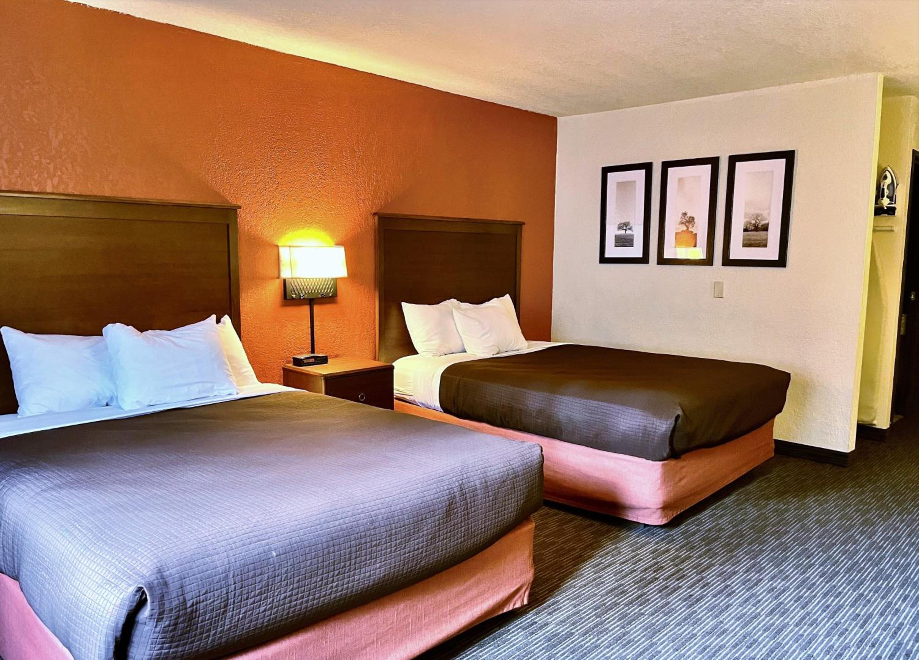 Queen Room with Two Queen Beds - Non-Smoking - Photo 2
