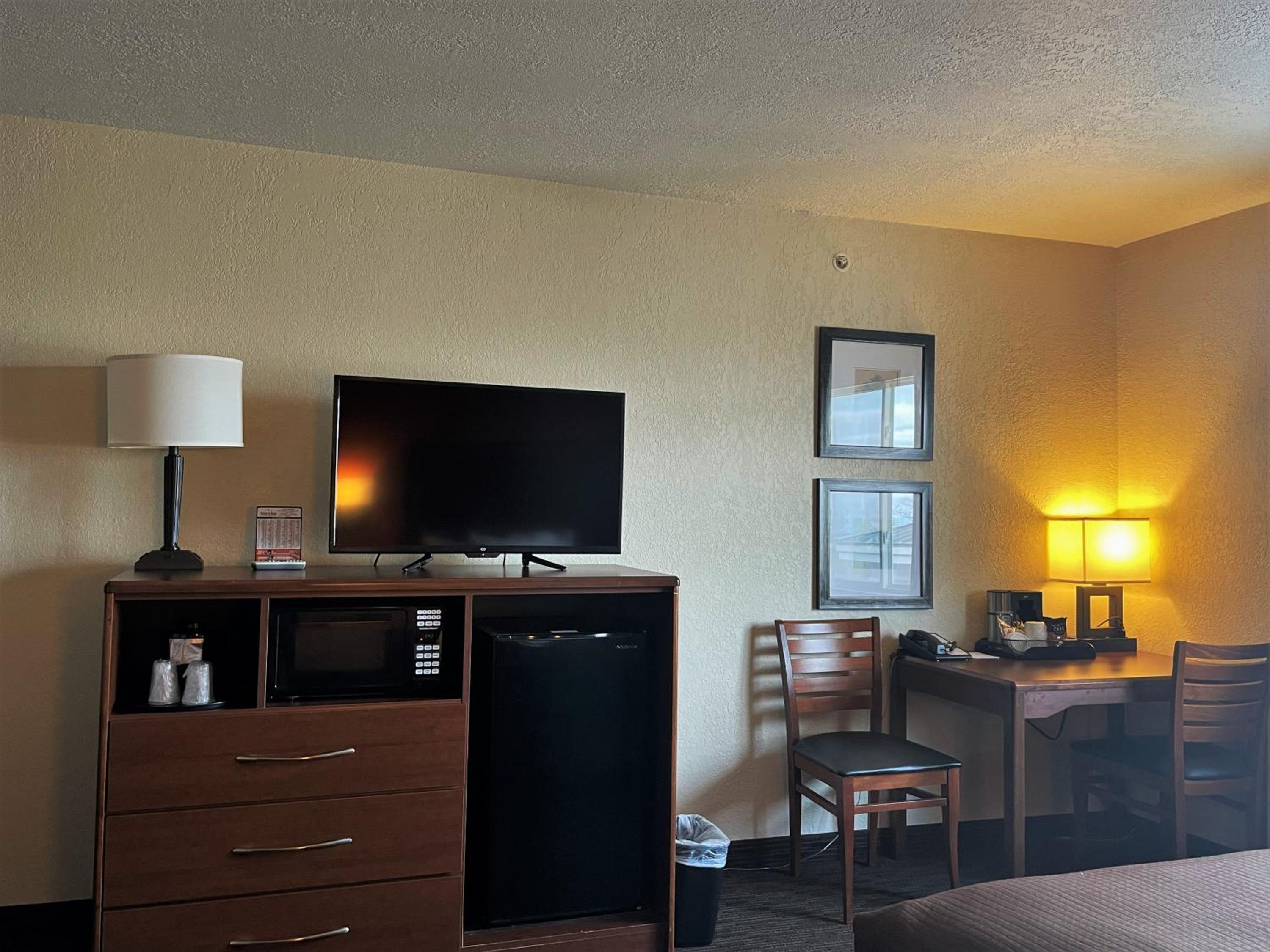 Deluxe Queen Room with Two Queen Beds - Non-Smoking photo 2