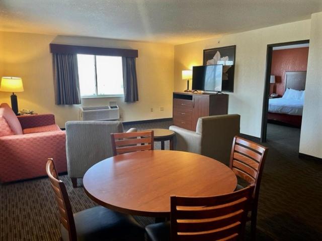 King Suite - Non-Smoking - Photo 2