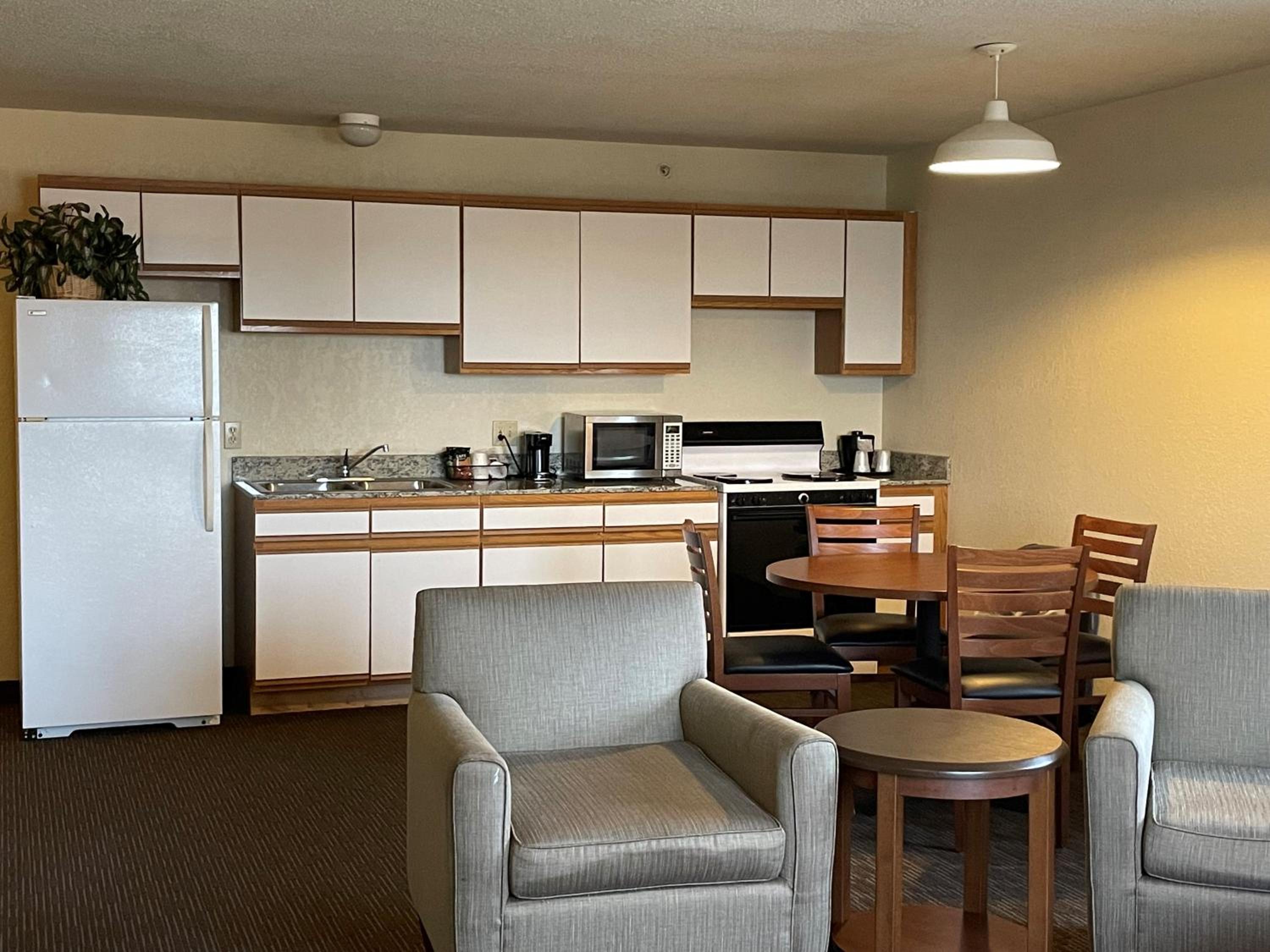 King Suite - Non-Smoking - Photo 3