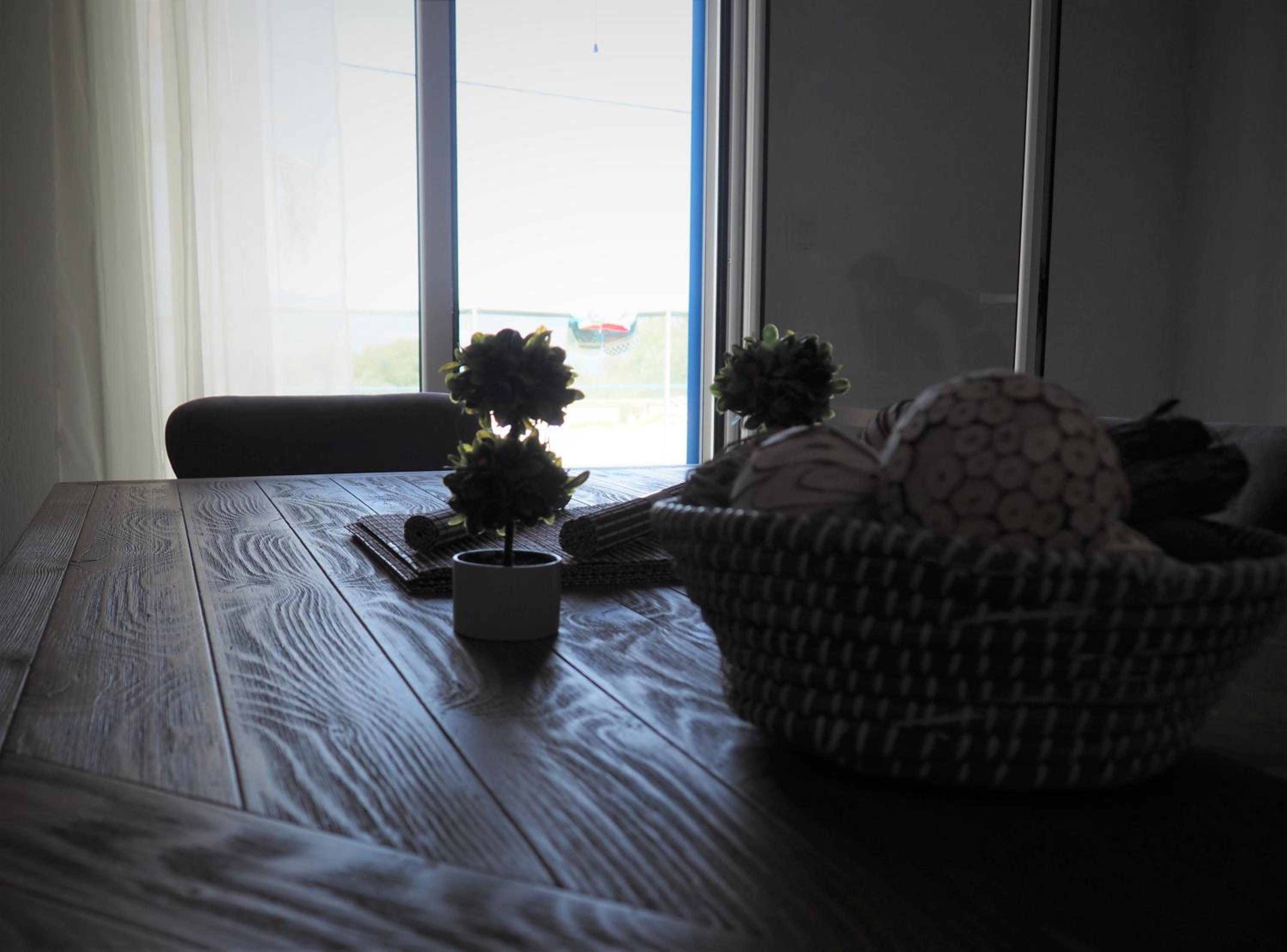 Six-Bedroom House photo 3