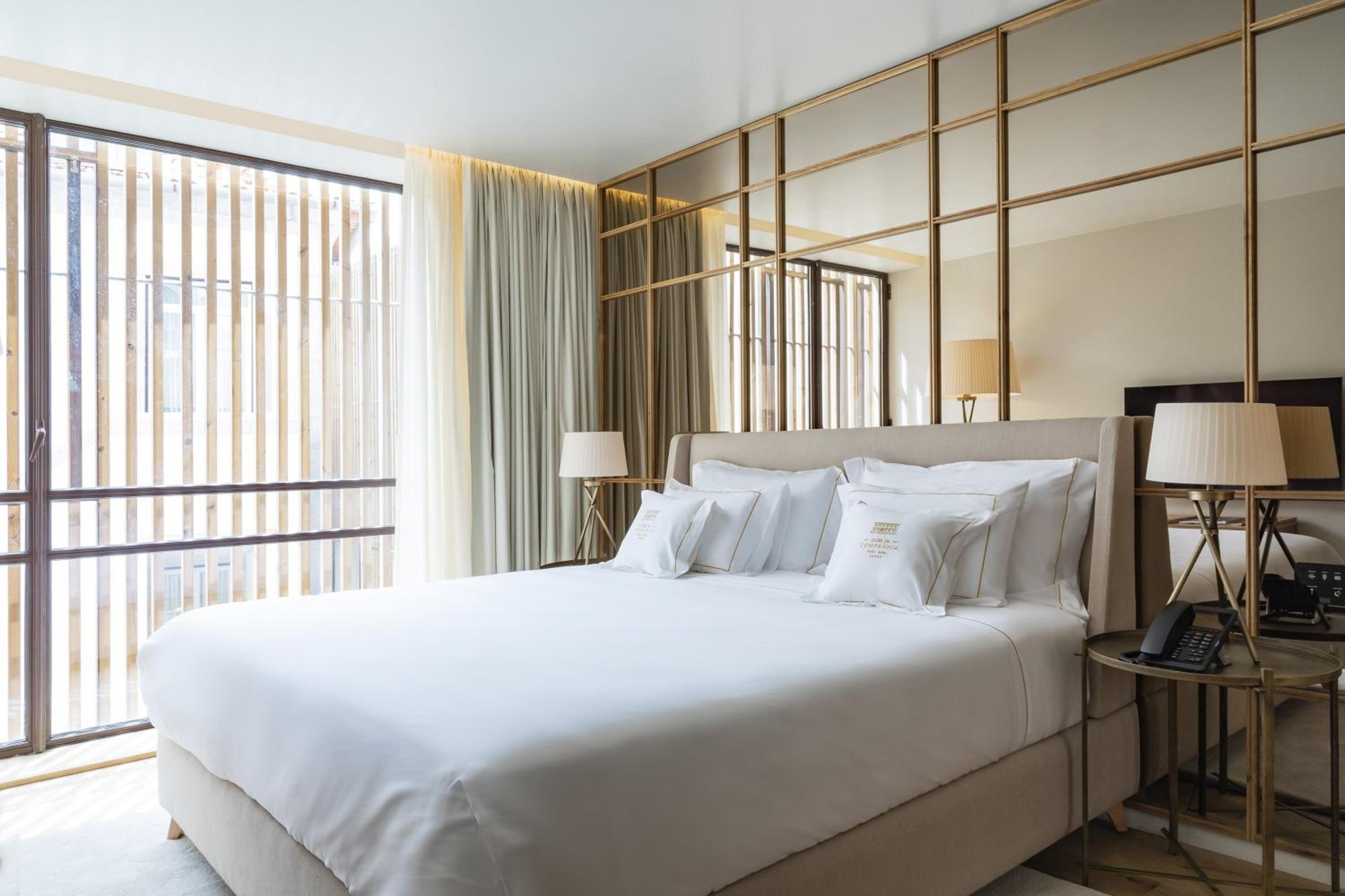 Premium King Room - Photo 8