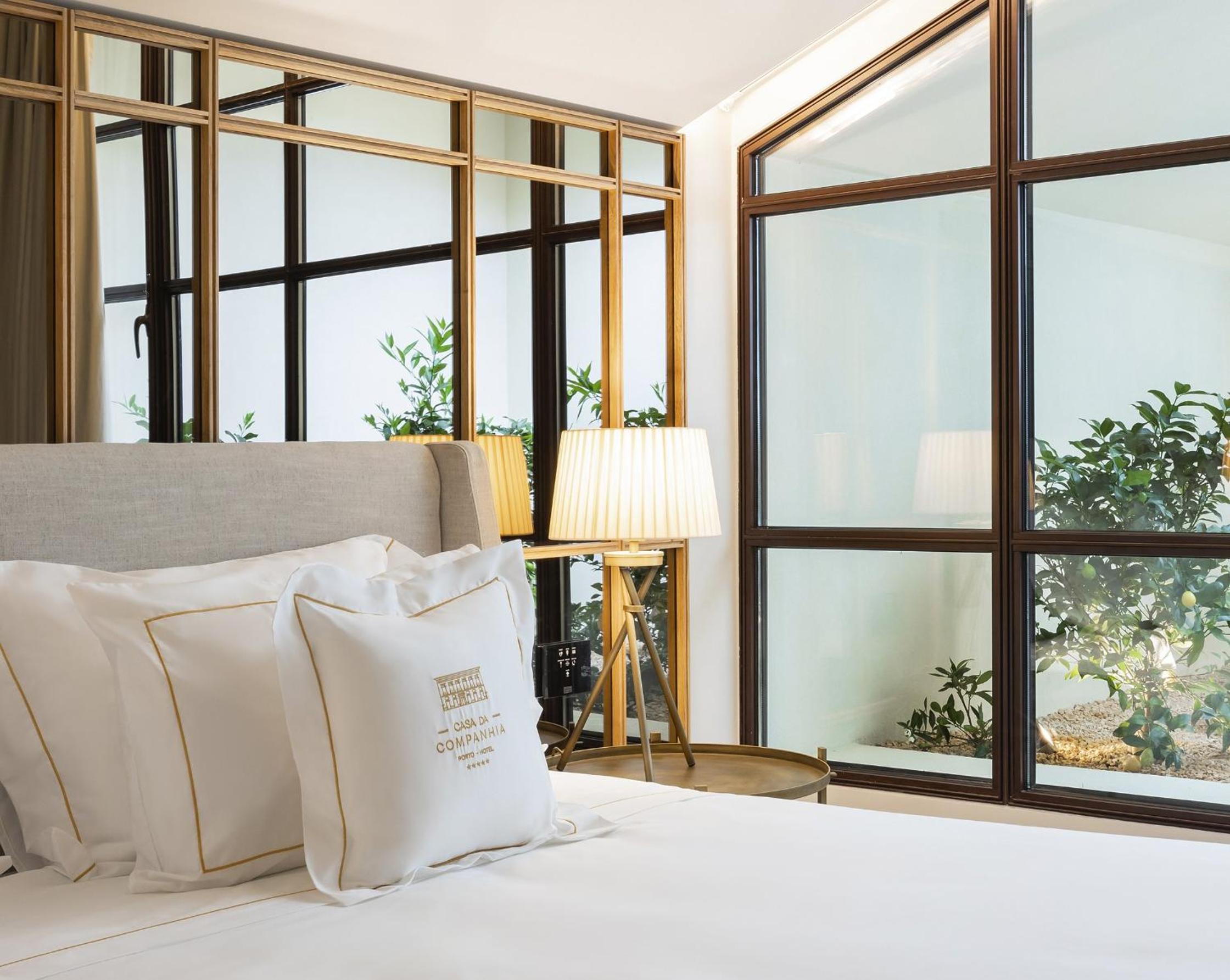 Premium King Room - Photo 10